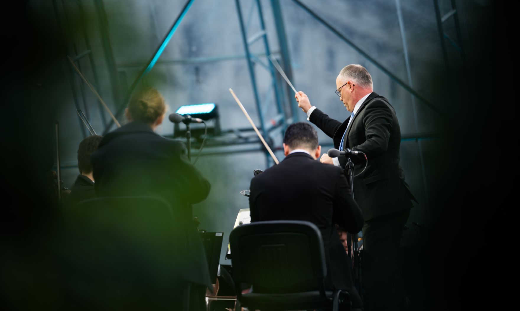 Am 8. Mai 2025 nahm Bundesministerin Claudia Plakolm am Fest der Freude am Wiener Heldenplatz teil.
