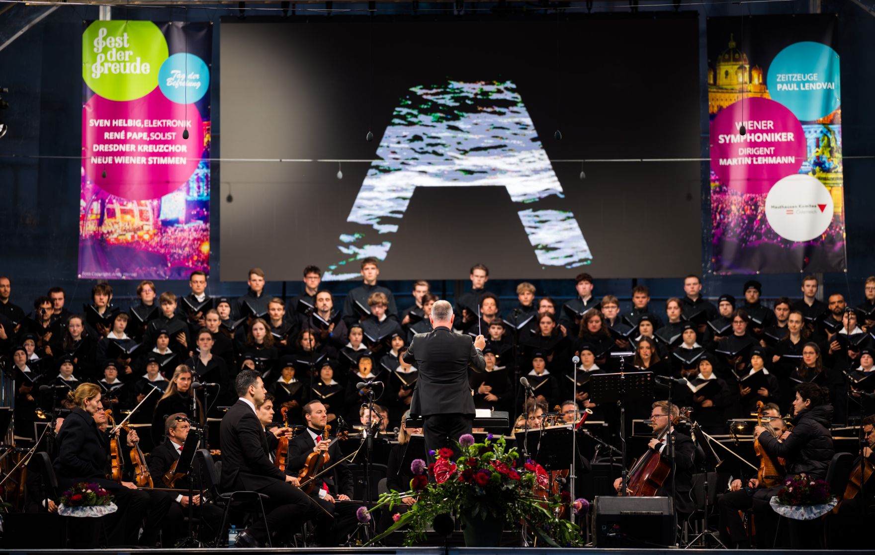 Am 8. Mai 2025 nahm Bundesministerin Claudia Plakolm am Fest der Freude am Wiener Heldenplatz teil.