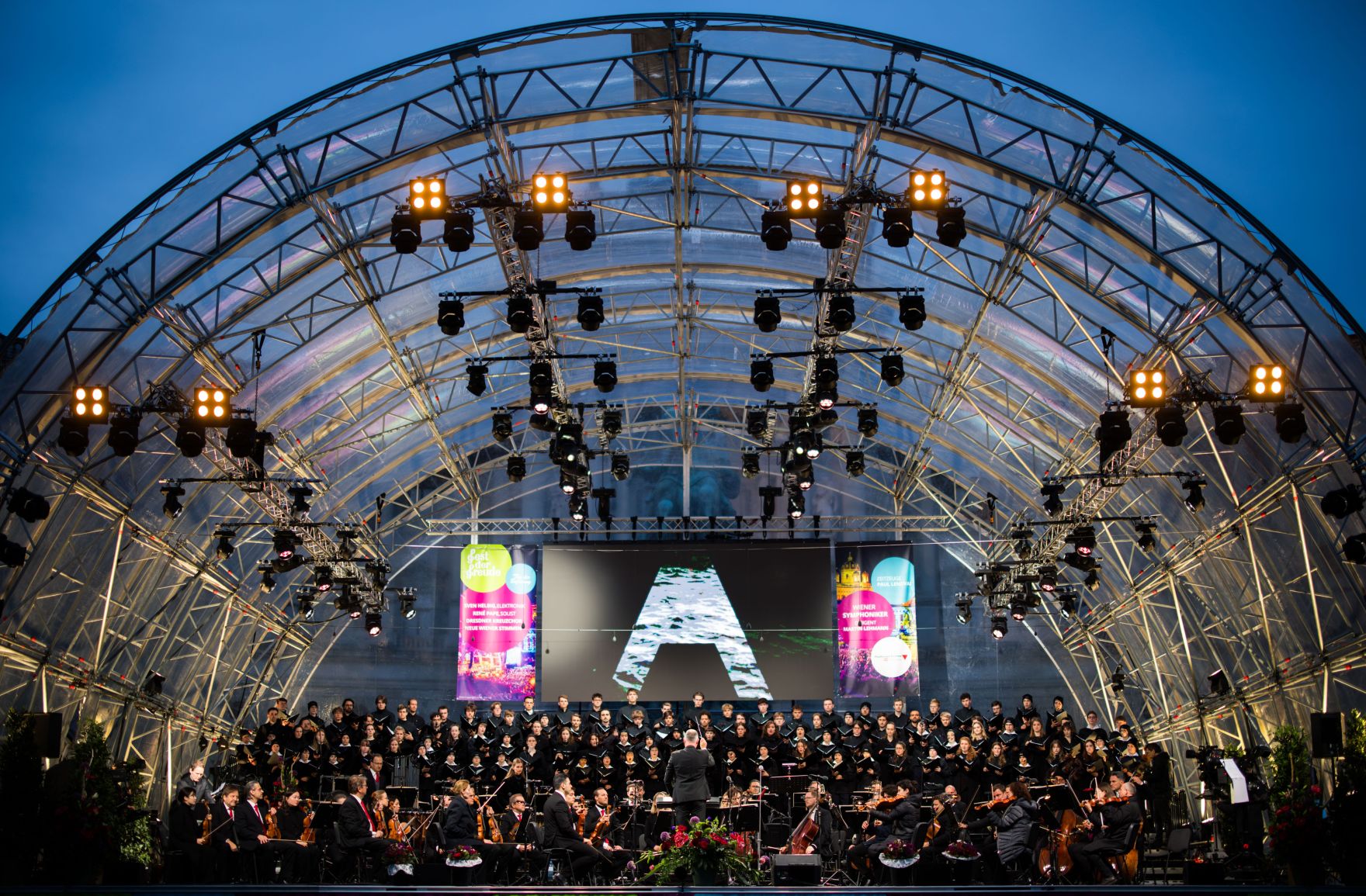 Am 8. Mai 2025 nahm Bundesministerin Claudia Plakolm am Fest der Freude am Wiener Heldenplatz teil.