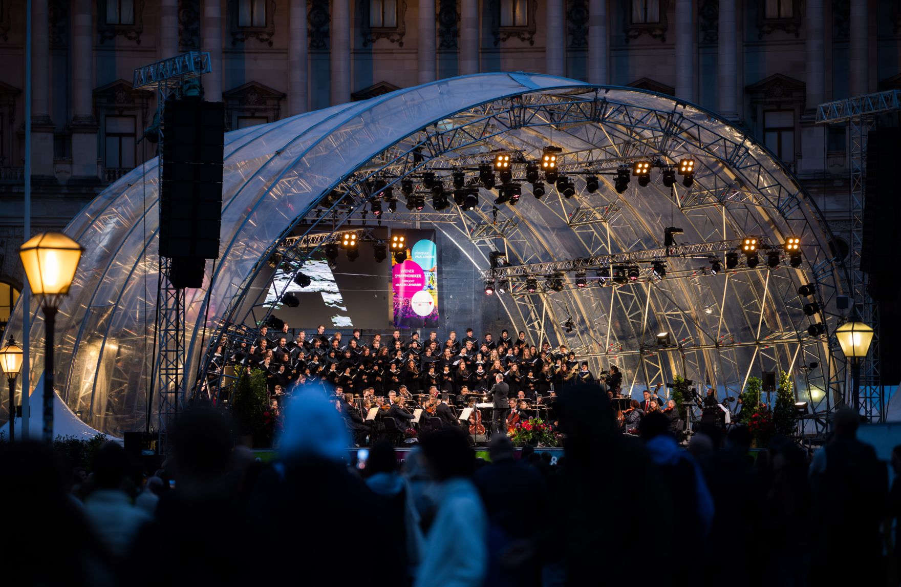 Am 8. Mai 2025 nahm Bundesministerin Claudia Plakolm am Fest der Freude am Wiener Heldenplatz teil.