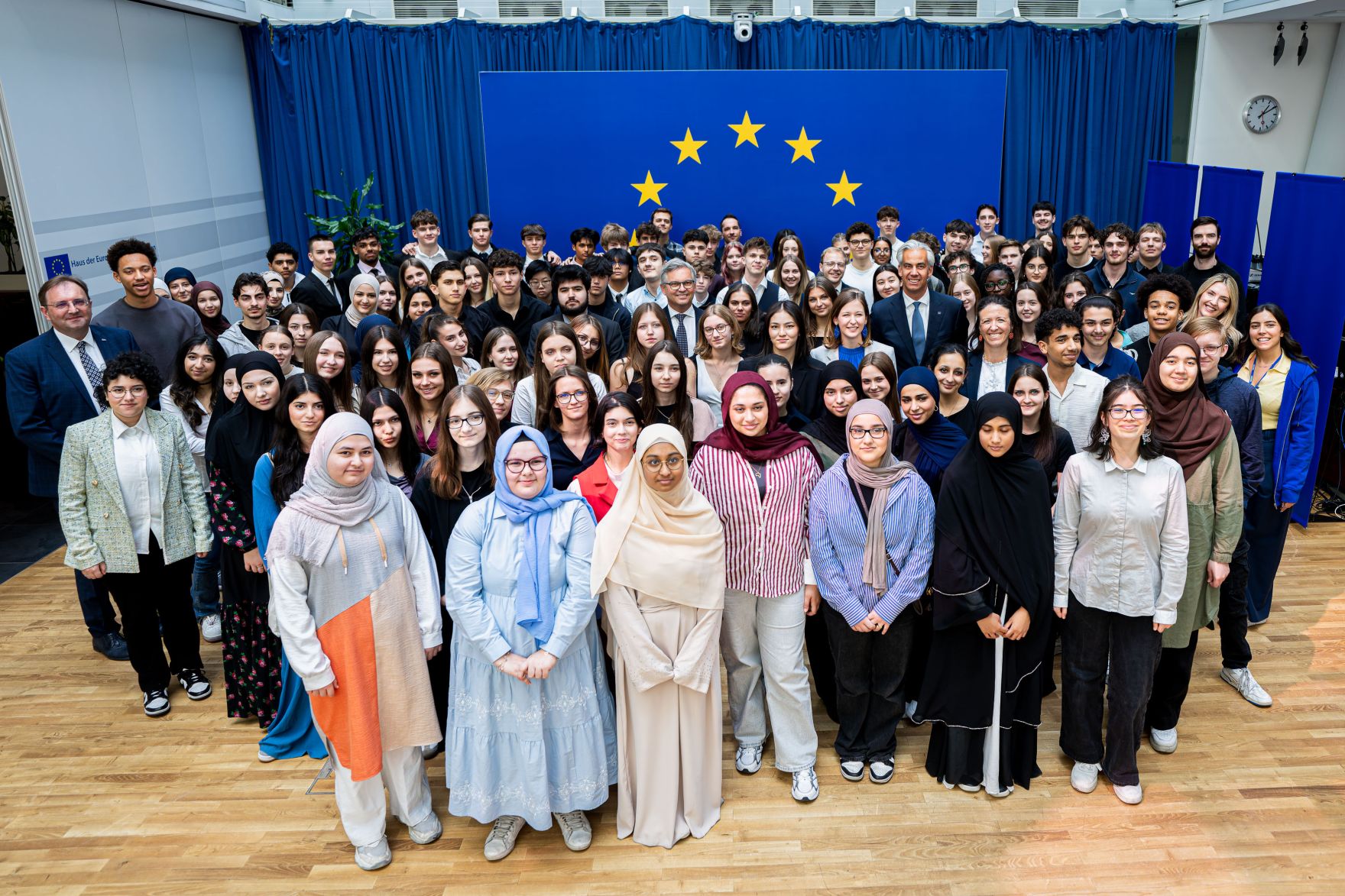 Am 9. Mai 2025 besuchte Bundesministerin Claudia Plakolm anl&auml;sslich des Europatages den EU-Jugenddialog im Haus der Europ&auml;ischen Kommission in Wien. Im Bild mit Magnus Brunner EU-Kommissar f&uuml;r Inneres und Migration.