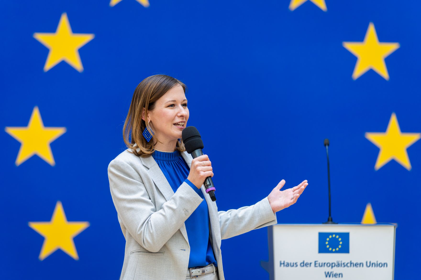 Am 9. Mai 2025 besuchte Bundesministerin Claudia Plakolm (im Bild) anl&auml;sslich des Europatages den EU-Jugenddialog im Haus der Europ&auml;ischen Kommission in Wien.