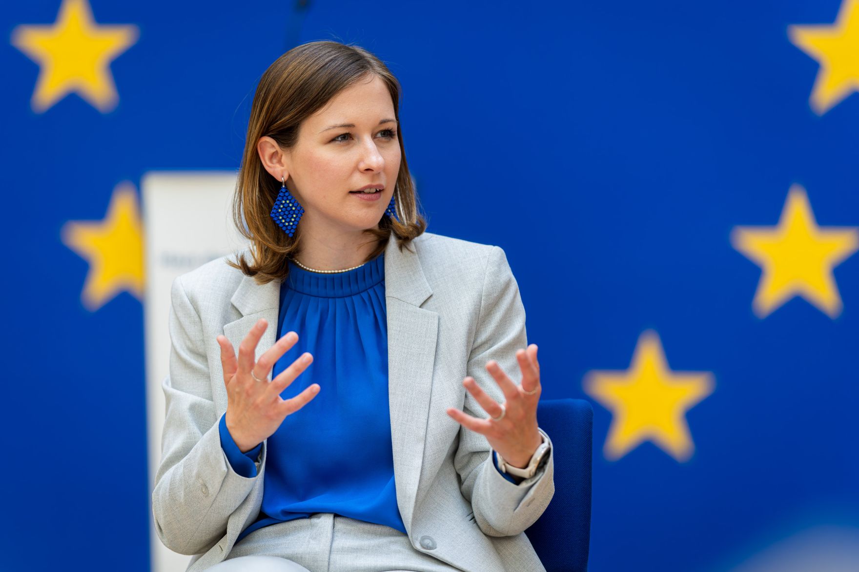 Am 9. Mai 2025 besuchte Bundesministerin Claudia Plakolm (im Bild) anl&auml;sslich des Europatages den EU-Jugenddialog im Haus der Europ&auml;ischen Kommission in Wien.