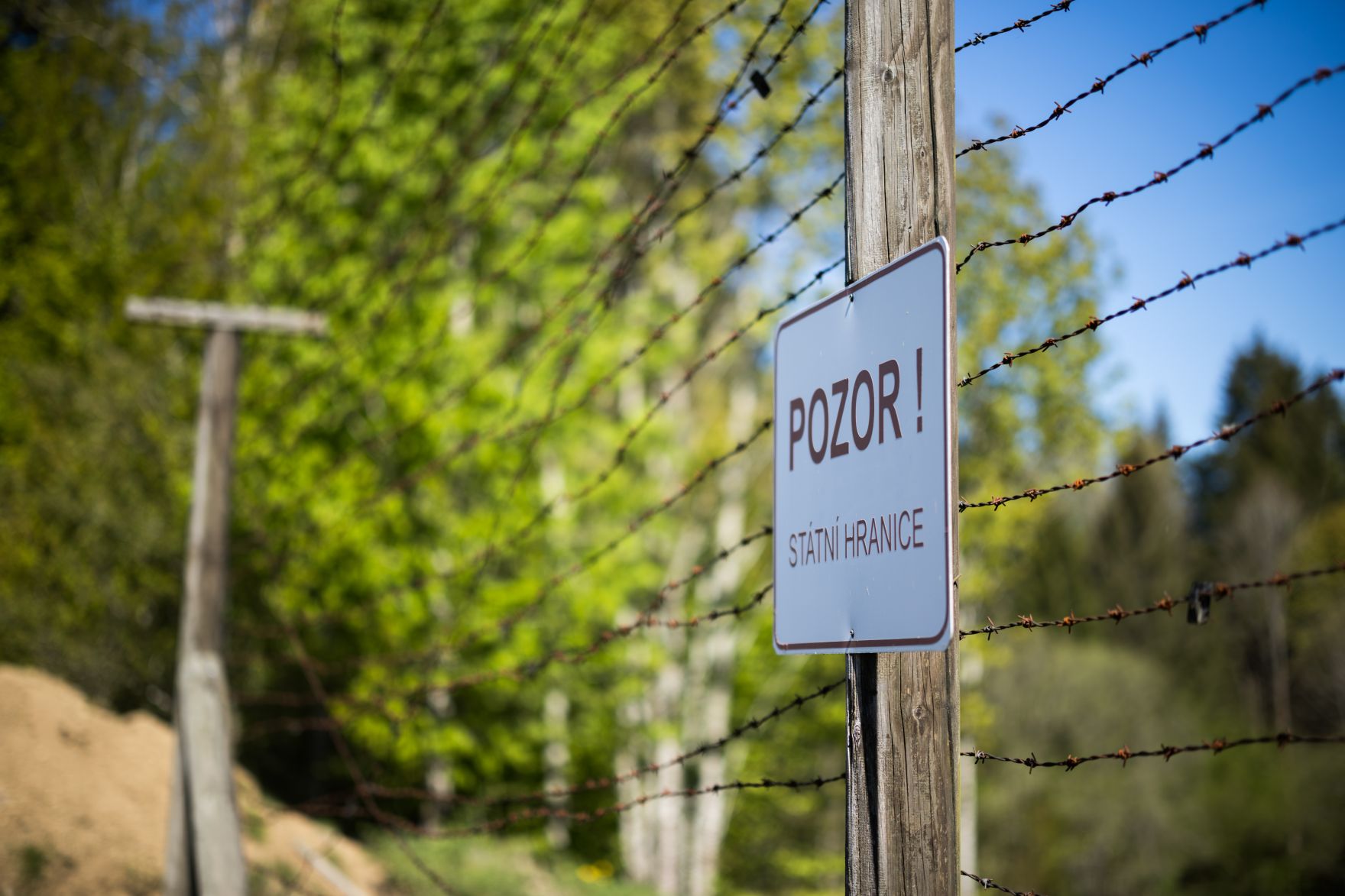 Am 10. Mai 2025 nahm Staatssekret&auml;rin Claudia Plakolm an der Kranzniederlegung anl&auml;sslich des Europatags beim Denkstein des Eisernen Vorhang in Guglwald teil.