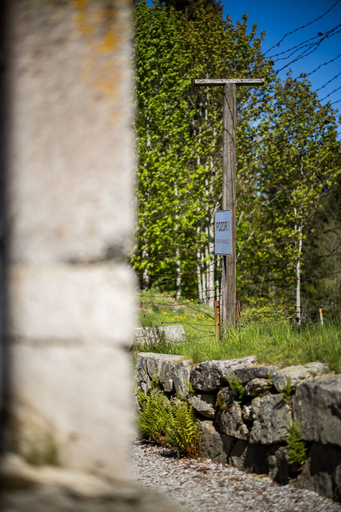 Am 10. Mai 2025 nahm Staatssekret&auml;rin Claudia Plakolm an der Kranzniederlegung anl&auml;sslich des Europatags beim Denkstein des Eisernen Vorhang in Guglwald teil.