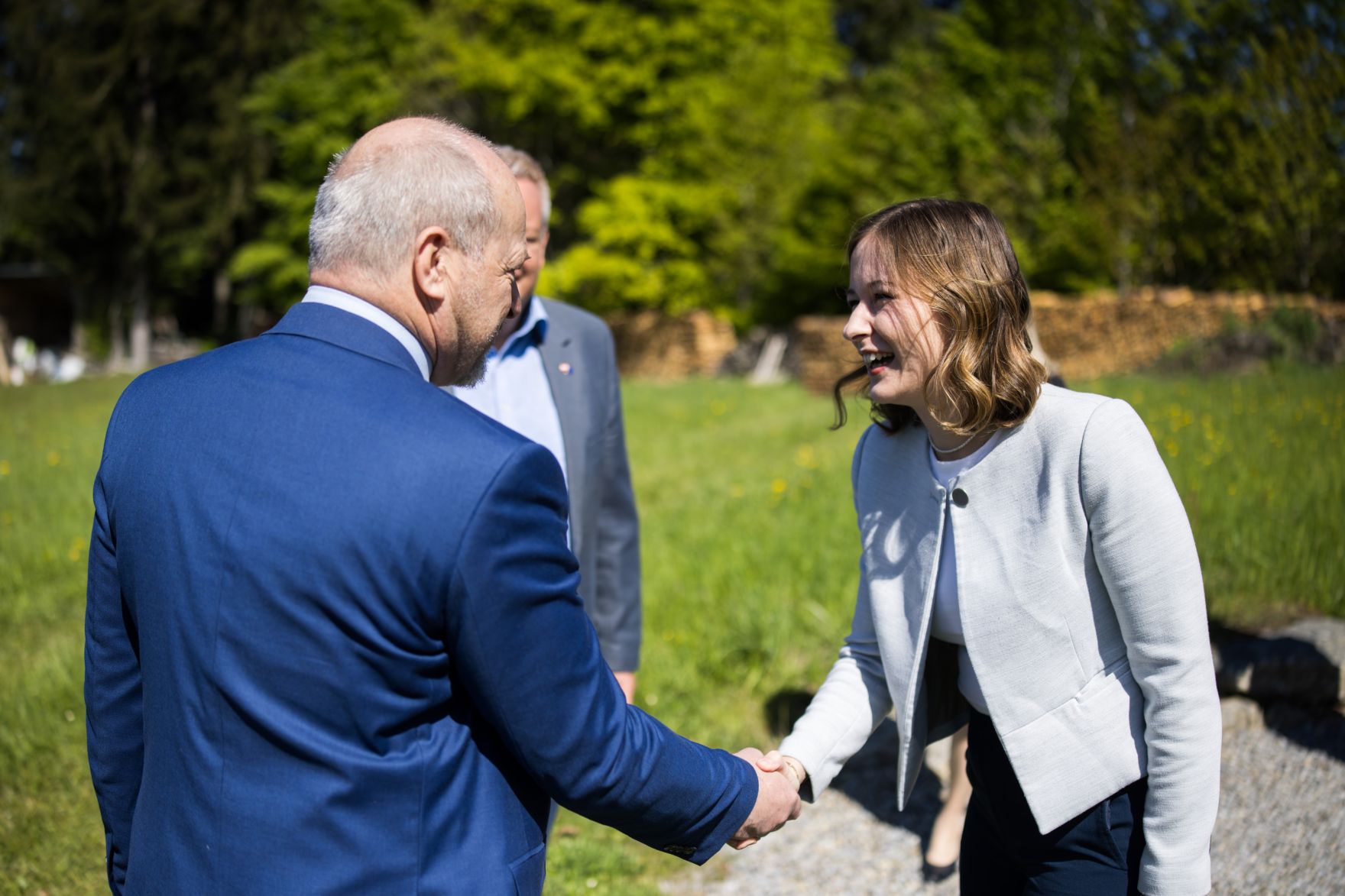 Am 10. Mai 2025 nahm Staatssekret&auml;rin Claudia Plakolm (r.) an der Kranzniederlegung anl&auml;sslich des Europatags beim Denkstein des Eisernen Vorhang in Guglwald teil.