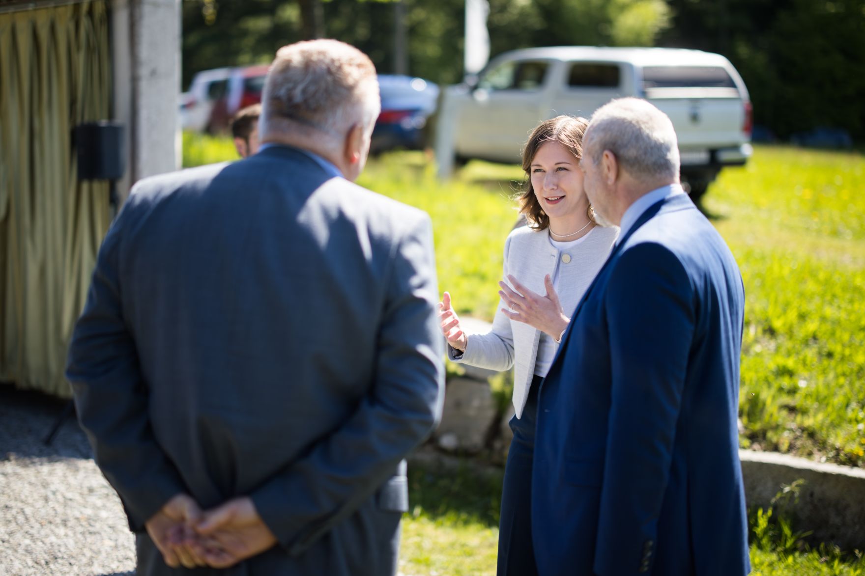 Am 10. Mai 2025 nahm Staatssekret&auml;rin Claudia Plakolm (m.) an der Kranzniederlegung anl&auml;sslich des Europatags beim Denkstein des Eisernen Vorhang in Guglwald teil.