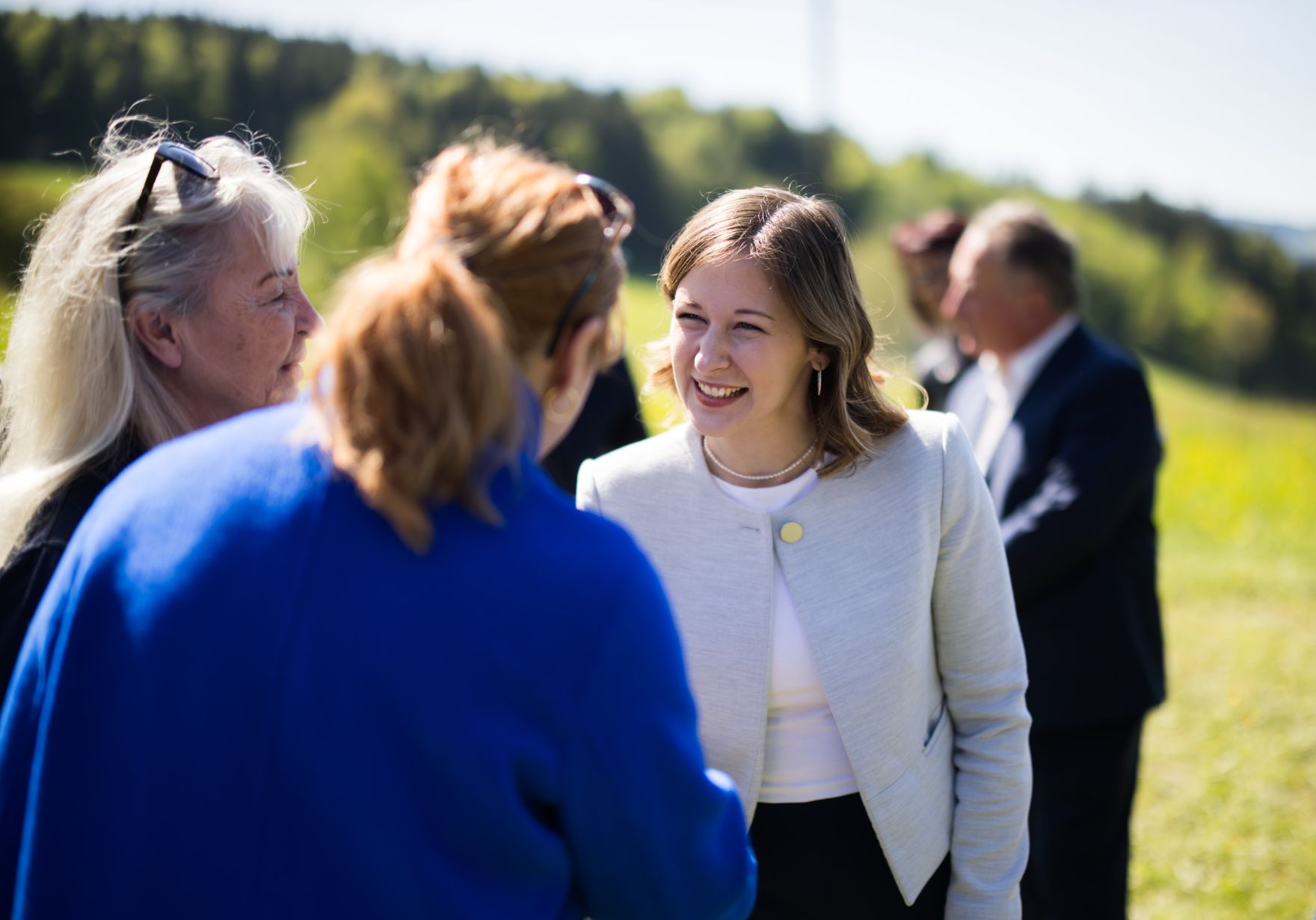 Am 10. Mai 2025 nahm Staatssekret&auml;rin Claudia Plakolm (m.r.) an der Kranzniederlegung anl&auml;sslich des Europatags beim Denkstein des Eisernen Vorhang in Guglwald teil.