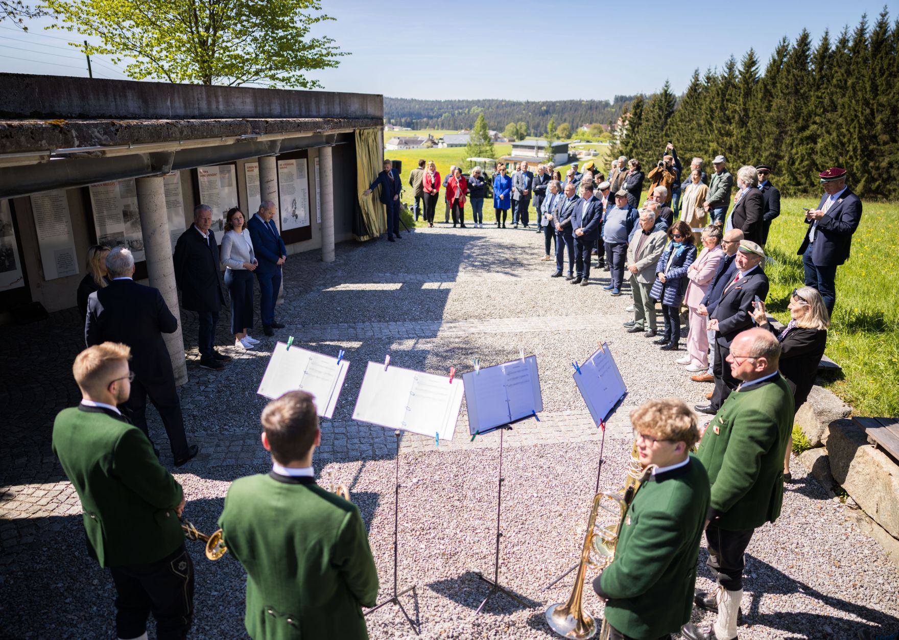 Am 10. Mai 2025 nahm Staatssekret&auml;rin Claudia Plakolm an der Kranzniederlegung anl&auml;sslich des Europatags beim Denkstein des Eisernen Vorhang in Guglwald teil.