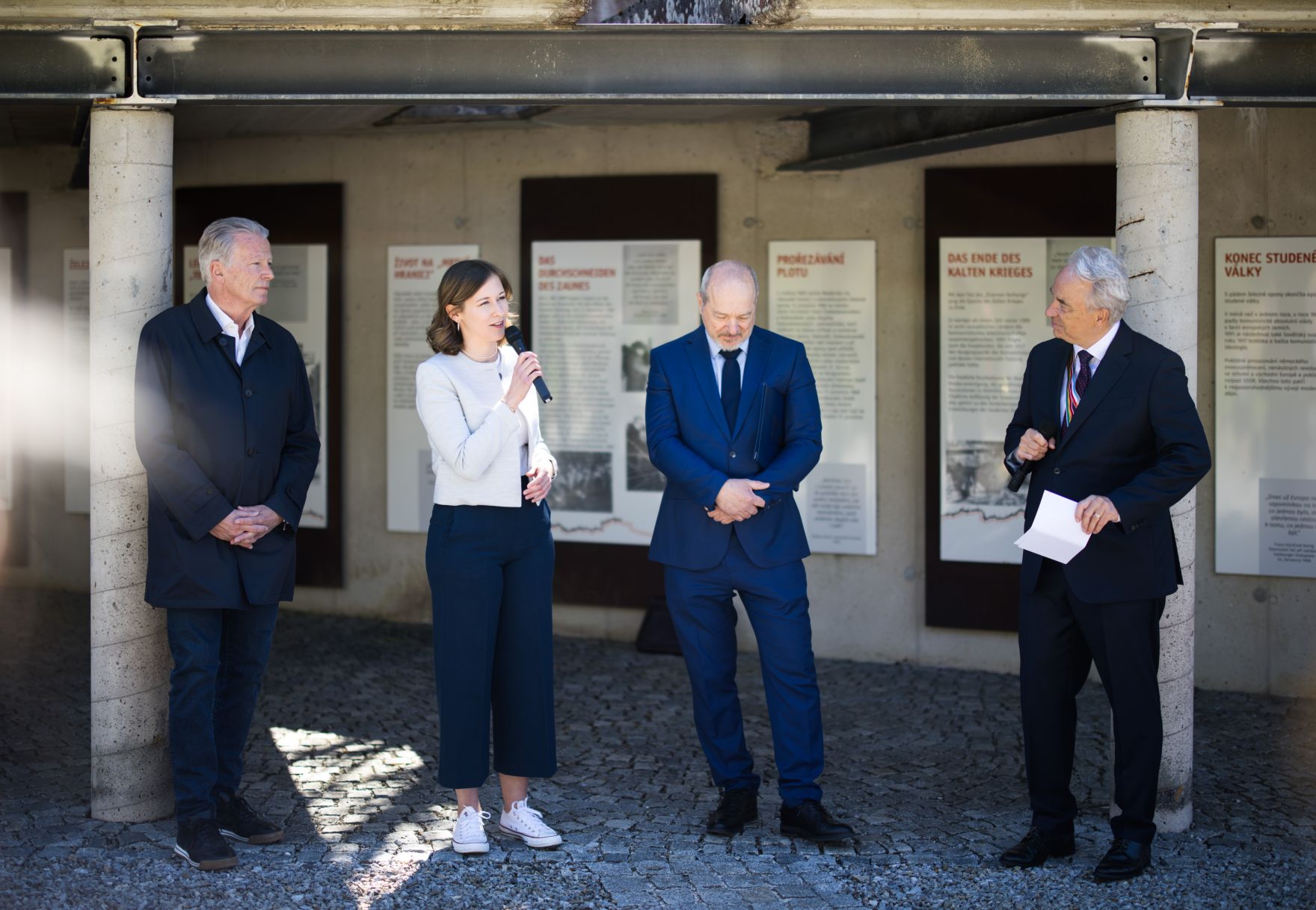 Am 10. Mai 2025 nahm Staatssekret&auml;rin Claudia Plakolm (m.l.) an der Kranzniederlegung anl&auml;sslich des Europatags beim Denkstein des Eisernen Vorhang in Guglwald teil.