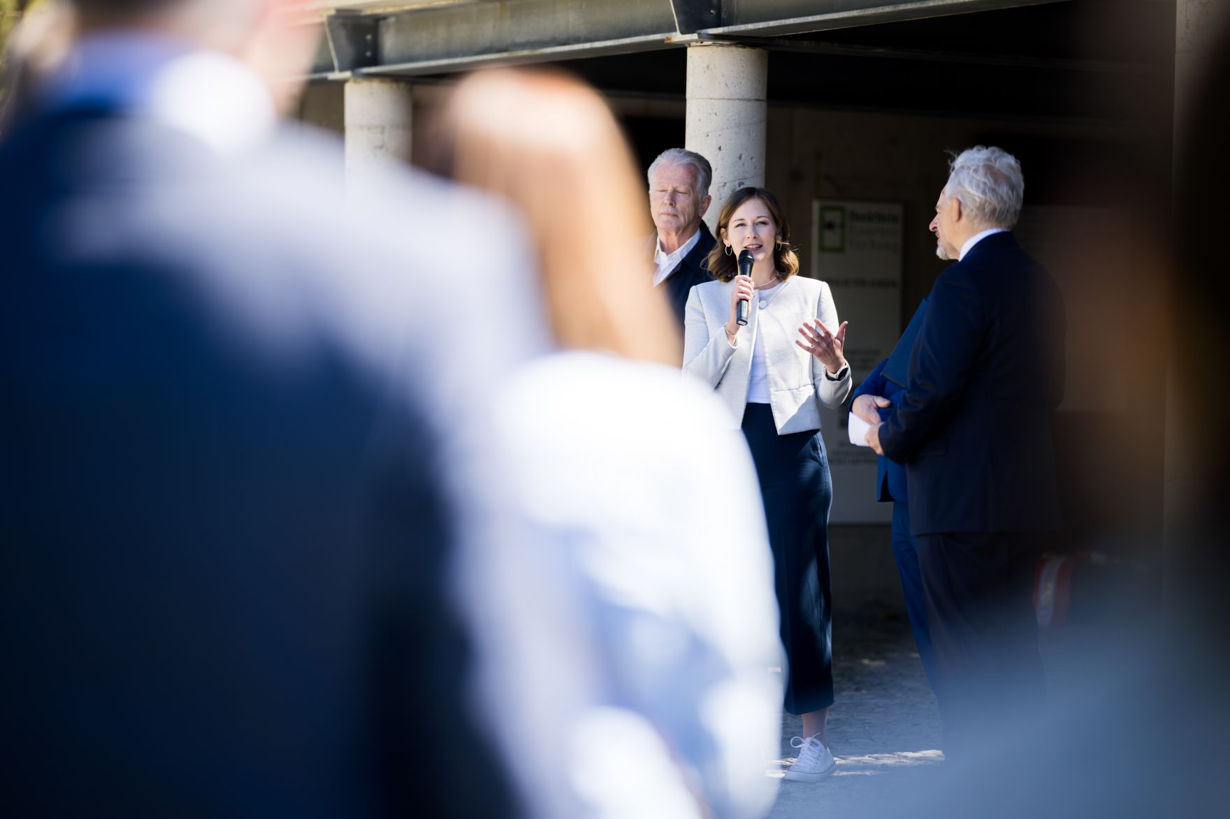 Am 10. Mai 2025 nahm Staatssekret&auml;rin Claudia Plakolm (m.r.) an der Kranzniederlegung anl&auml;sslich des Europatags beim Denkstein des Eisernen Vorhang in Guglwald teil.