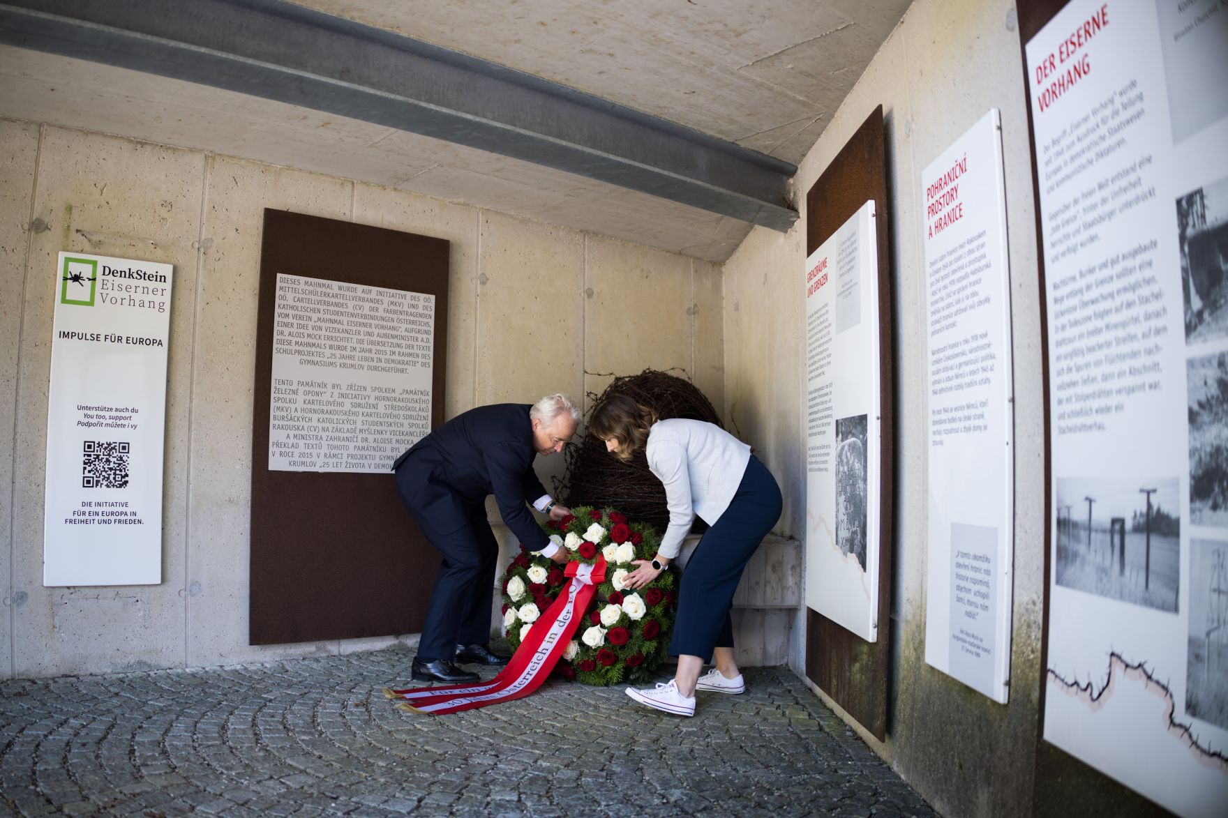 Am 10. Mai 2025 nahm Staatssekret&auml;rin Claudia Plakolm (r.) an der Kranzniederlegung anl&auml;sslich des Europatags beim Denkstein des Eisernen Vorhang in Guglwald teil.