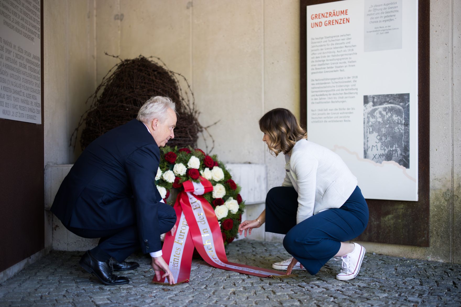 Am 10. Mai 2025 nahm Staatssekret&auml;rin Claudia Plakolm (r.) an der Kranzniederlegung anl&auml;sslich des Europatags beim Denkstein des Eisernen Vorhang in Guglwald teil.