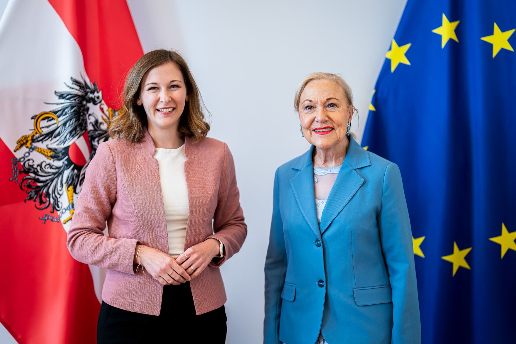 Am 12. Mai 2025 empfing Bundesministerin Claudia Plakolm (l.) die Bundesministerin a.D. Benita Ferrero-Waldner (r.) zu einem Gespr&auml;ch.