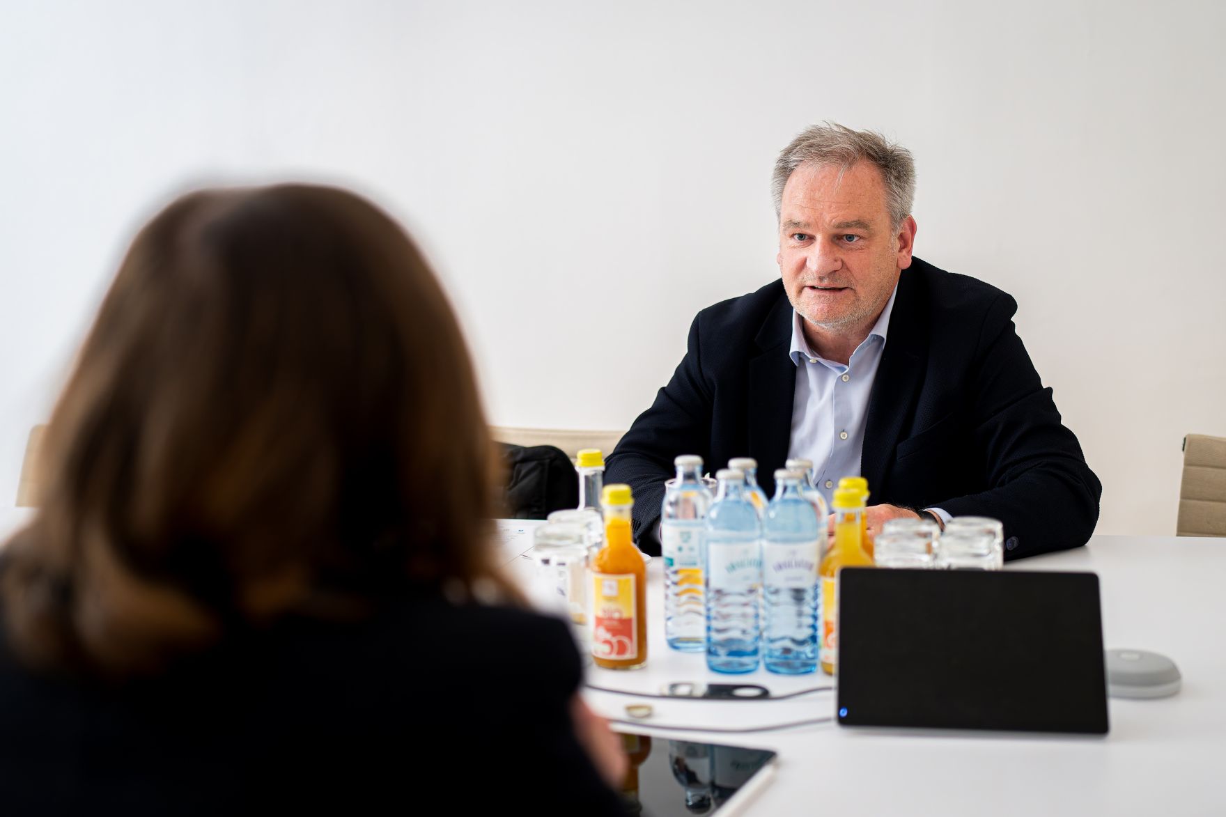 Am 14. Mai 2025 empfing Bundesministerin Claudia Plakolm (l.) den Schuldirektor Christian Klar (r.) zu einem Arbeitsgespr&auml;ch.