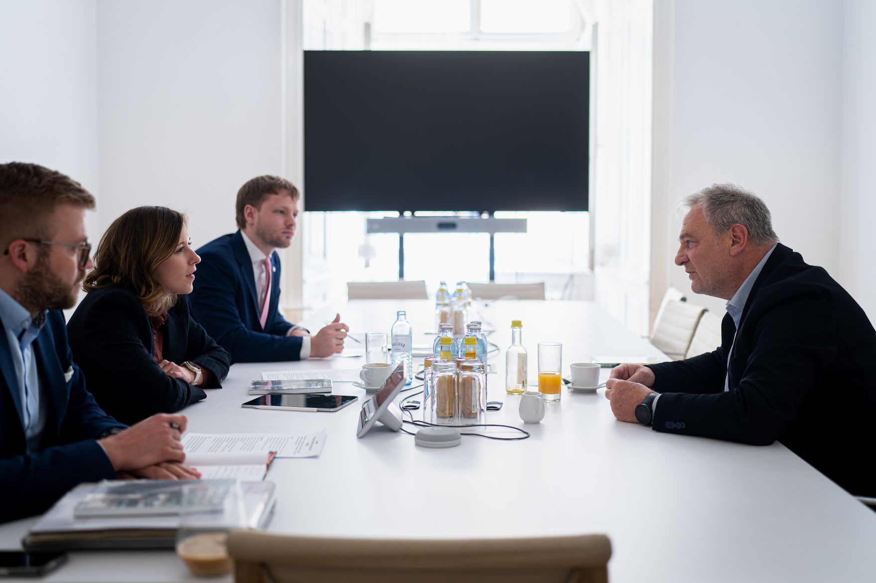 Am 14. Mai 2025 empfing Bundesministerin Claudia Plakolm (2.v.l.) den Schuldirektor Christian Klar (r.) zu einem Arbeitsgespr&auml;ch.