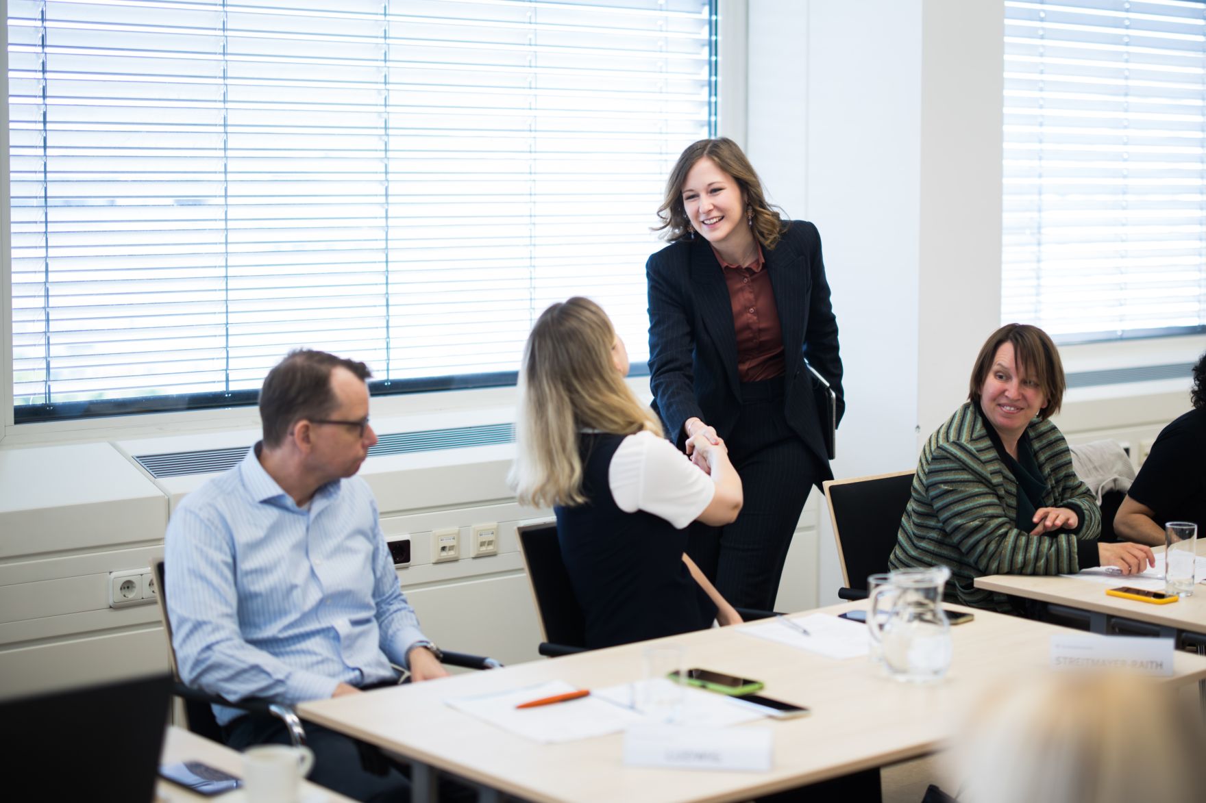 Am 14. Mai 2025 nahm Bundesministerin Claudia Plakolm (m.r.) an der Sitzung des Familienpolitischen Beirats teil.