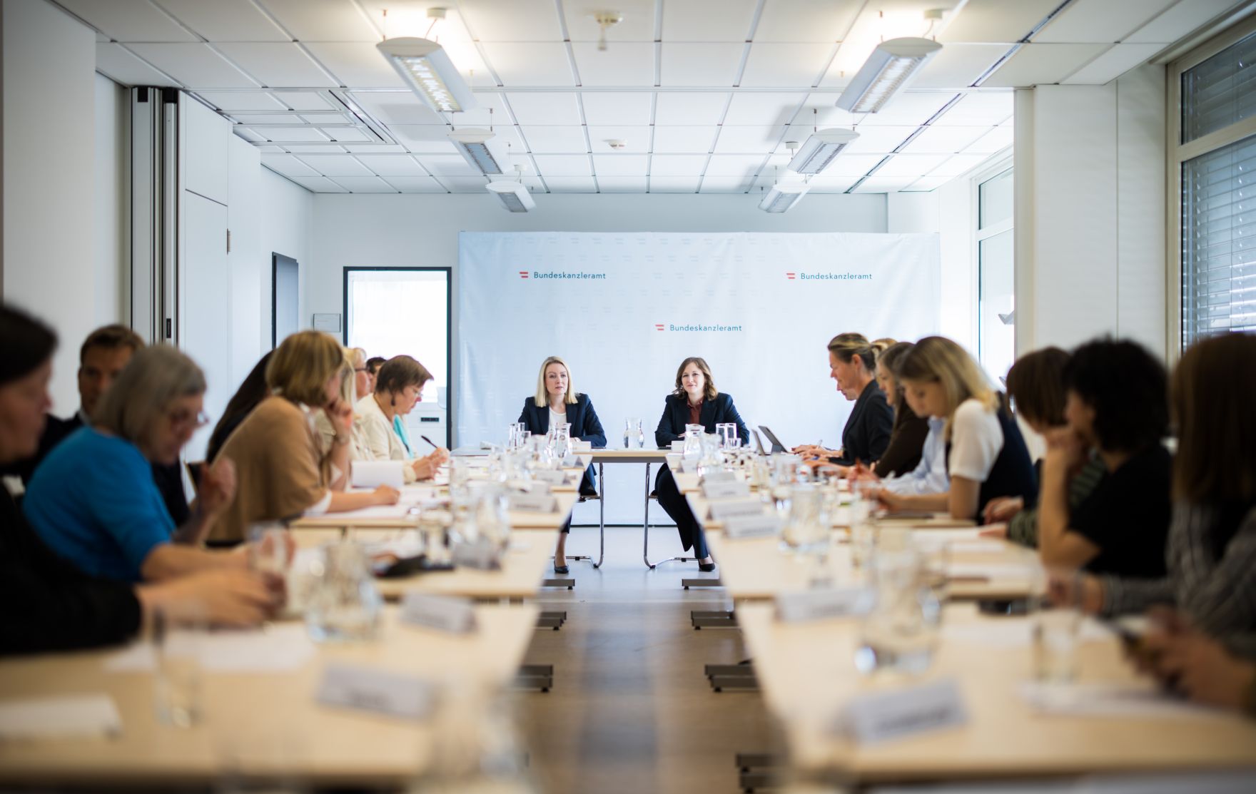 Am 14. Mai 2025 nahm Bundesministerin Claudia Plakolm (m.r.) an der Sitzung des Familienpolitischen Beirats teil.