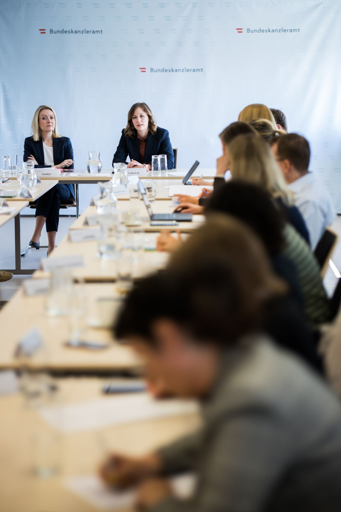Am 14. Mai 2025 nahm Bundesministerin Claudia Plakolm (2.v.l.) an der Sitzung des Familienpolitischen Beirats teil.