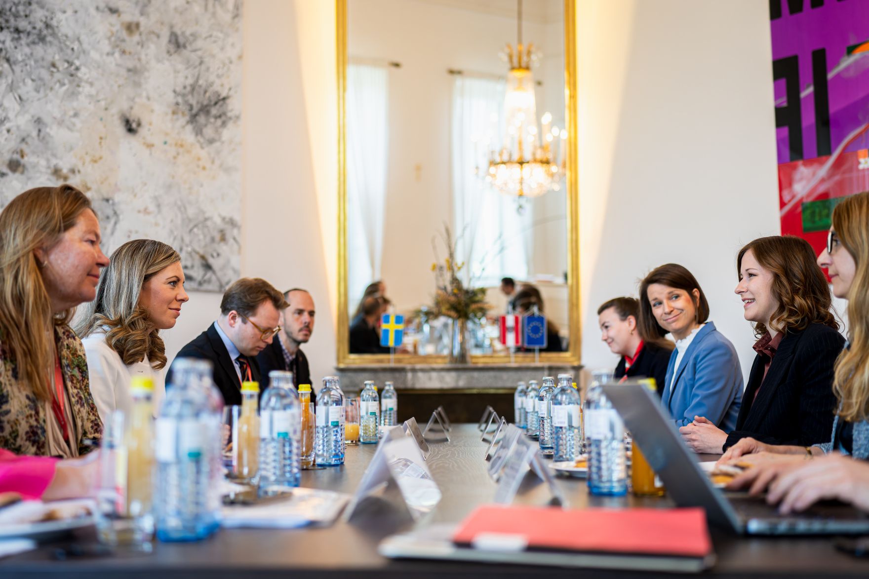 Am 14. Mai 2025 empfing Bundesministerin Claudia Plakolm (r.) die schwedischen EU-Ministerin Jessica Rosencrantz (l.) zu einem Arbeitsbesuch im Bundeskanzleramt.