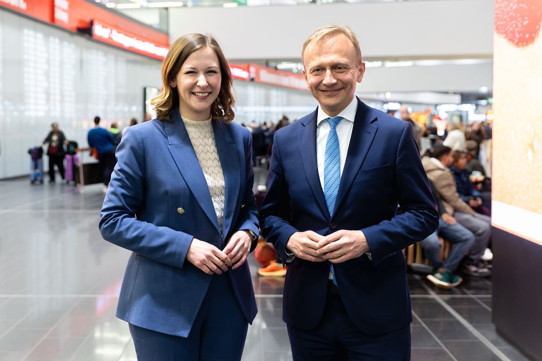 Am 15. Mai 2025 traf Bundesministerin Claudia Plakolm (l.) den EU-Kommissar f&uuml;r Haushalt und Verwaltung, Piotr Serafin (r.).