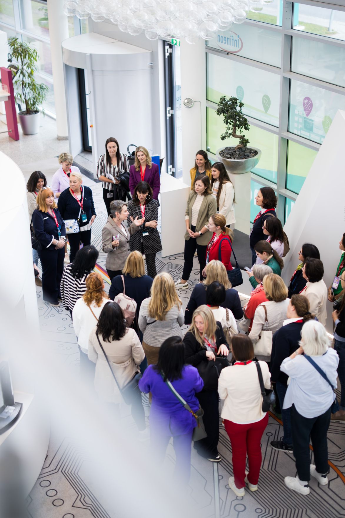 Am 16. Mai 2025 besuchte Bundesministerin Claudia Plakolm im Rahmen ihres Bundesl&auml;ndertages das Halbleiterherstellungsunternehmen Infineon.