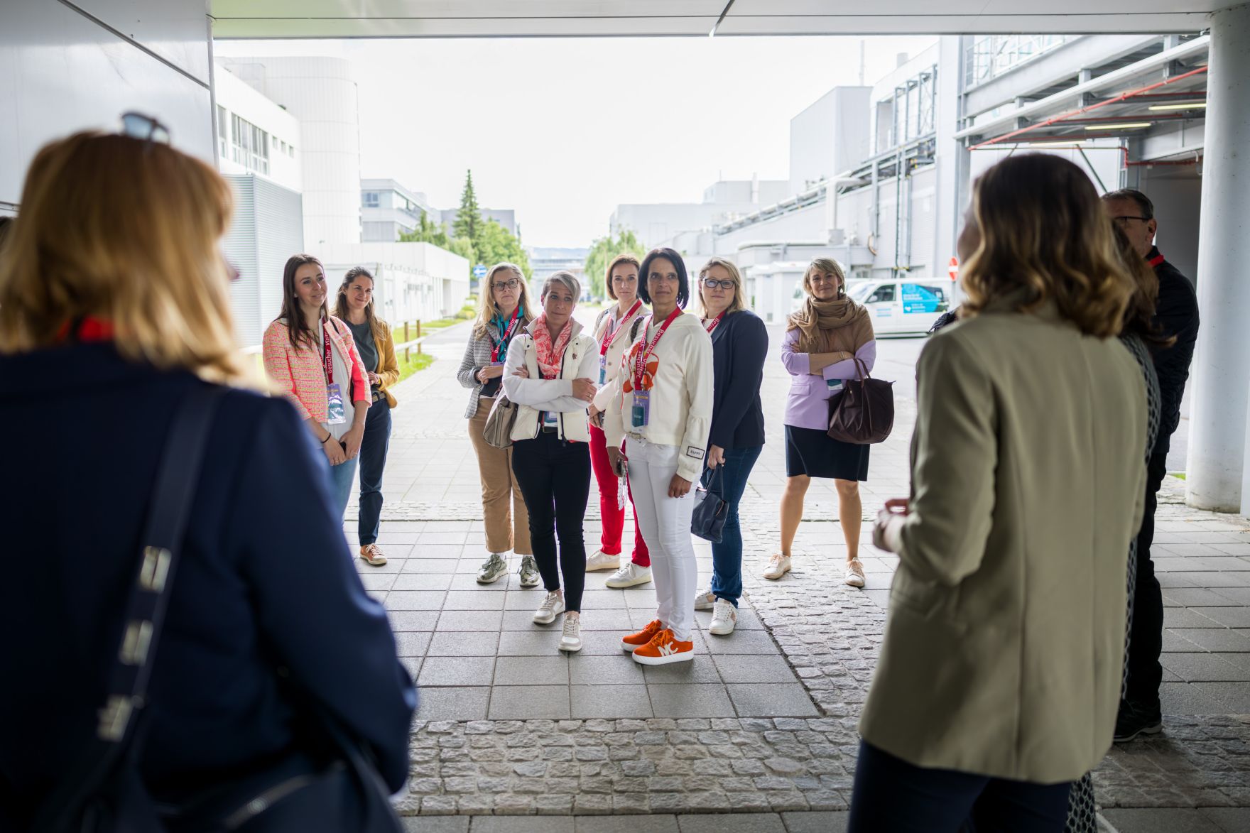 Am 16. Mai 2025 besuchte Bundesministerin Claudia Plakolm (r.) im Rahmen ihres Bundesl&auml;ndertages das Halbleiterherstellungsunternehmen Infineon.