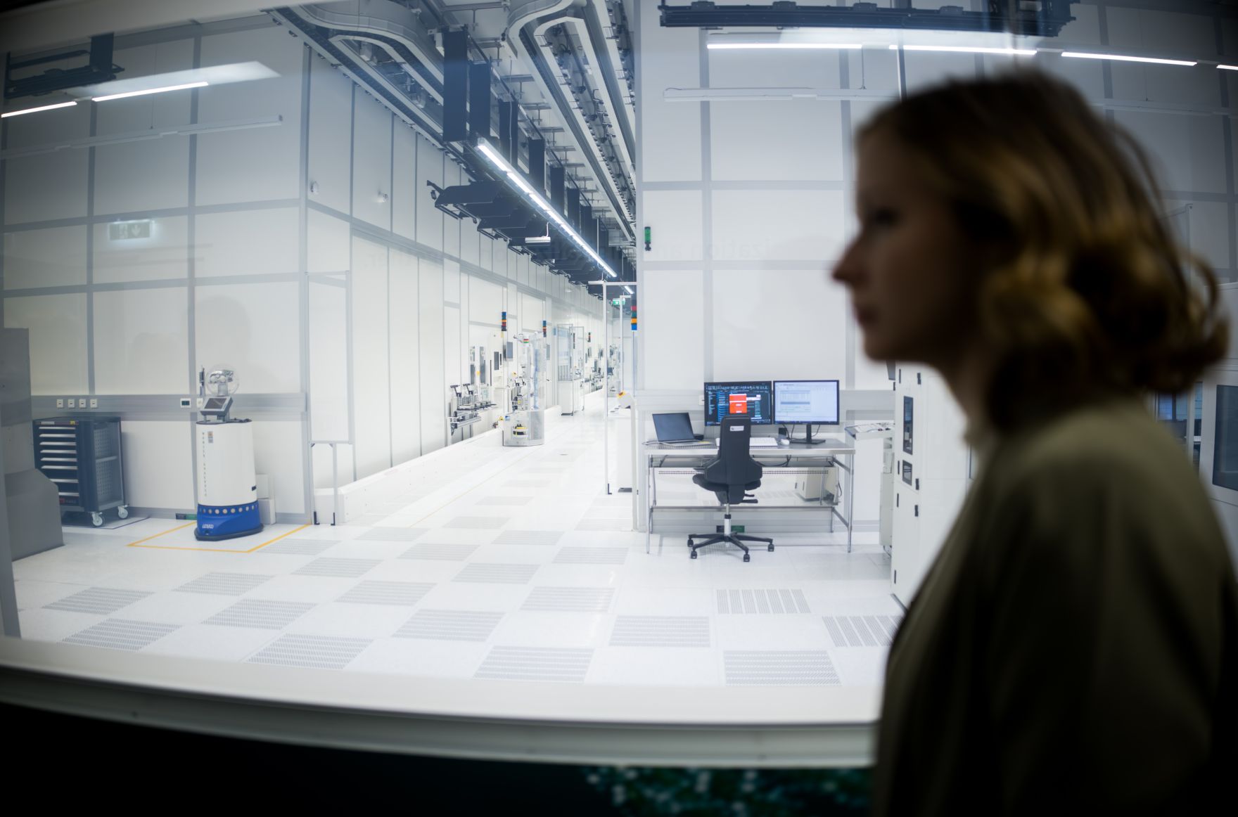 Am 16. Mai 2025 besuchte Bundesministerin Claudia Plakolm (r.) im Rahmen ihres Bundesl&auml;ndertages das Halbleiterherstellungsunternehmen Infineon.