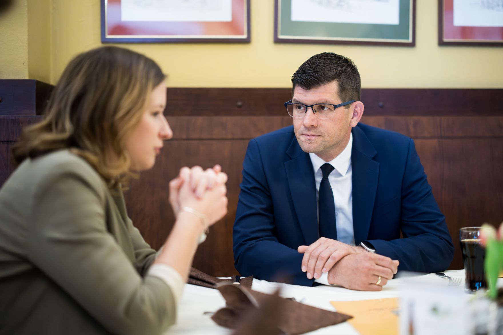 Am 16. Mai 2025 besuchte Bundesministerin Claudia Plakolm (l.) im Rahmen ihres Bundesl&auml;ndertages den Landeshauptmann-Stellvertreter von K&auml;rnten, Martin Gruber (r.).