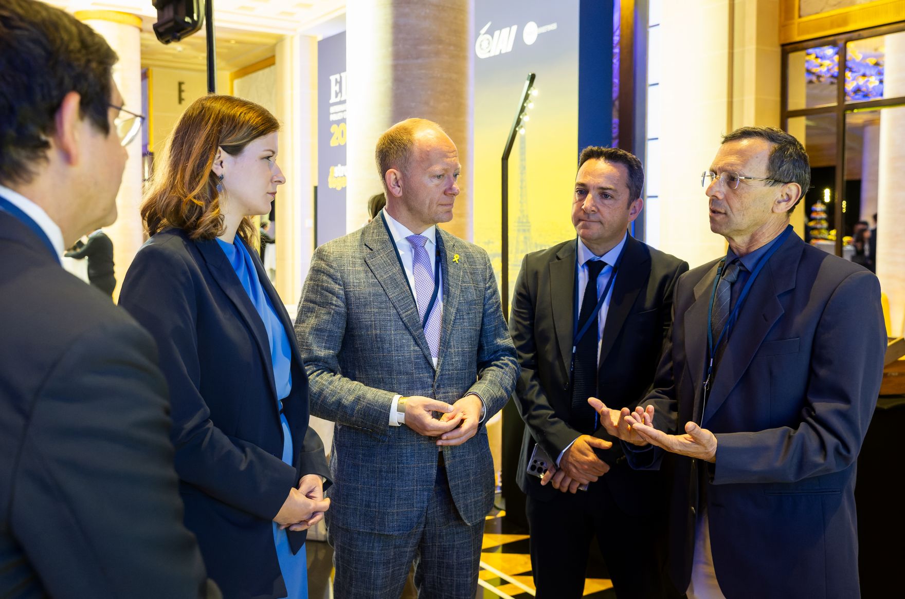 Am 19. Mai 2025 reiste Bundesministerin Claudia Plakolm (l.) zu einem Arbeitsbesuch nach Paris. Im Bild bei der ELNET International Policy Conference 2025.