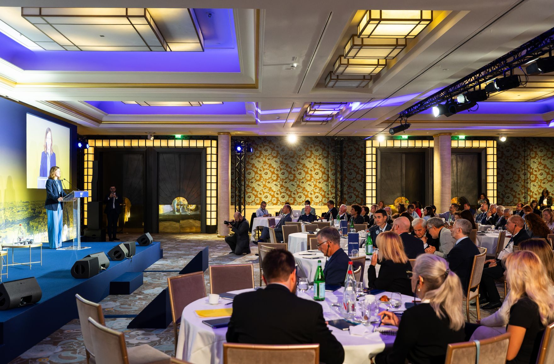 Am 19. Mai 2025 reiste Bundesministerin Claudia Plakolm zu einem Arbeitsbesuch nach Paris. Im Bild beim der ELNET International Policy Conference 2025.