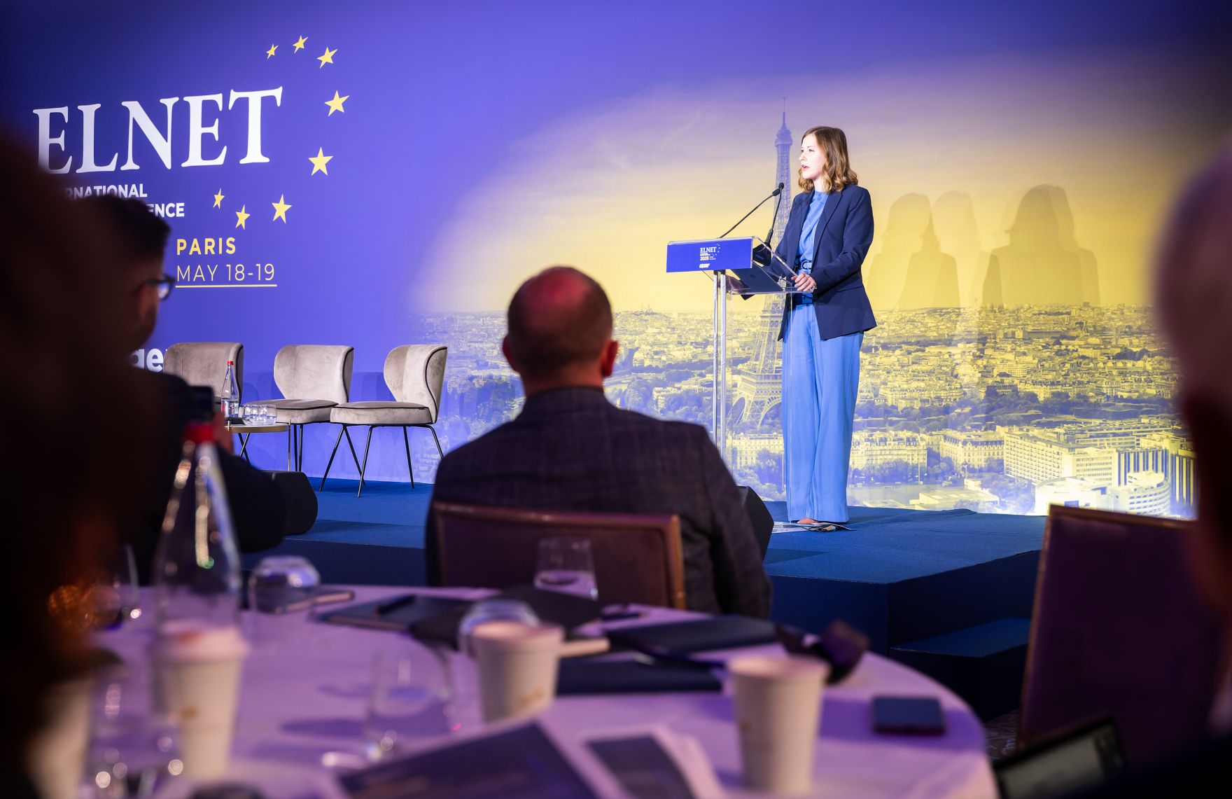Am 19. Mai 2025 reiste Bundesministerin Claudia Plakolm zu einem Arbeitsbesuch nach Paris. Im Bild beim der ELNET International Policy Conference 2025.