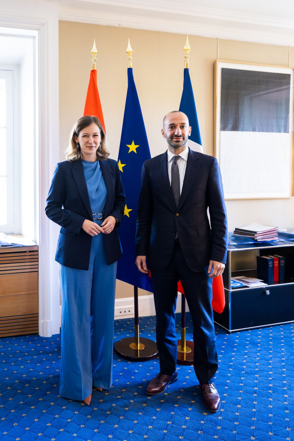 Am 19. Mai 2025 reiste Bundesministerin Claudia Plakolm (l.) zu einem Arbeitsbesuch nach Paris. Im Bild bei einem Arbeitsgespr&auml;ch mit dem beigeordneten Minister von Frankreich f&uuml;r Europa, Benjamin Haddad (r.).