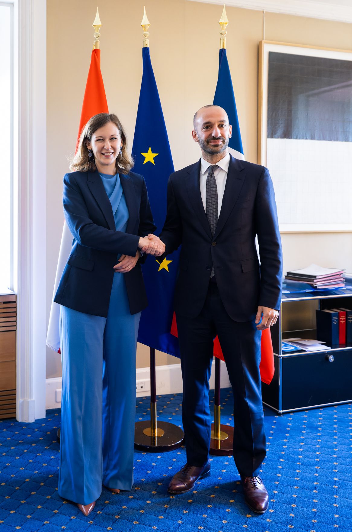 Am 19. Mai 2025 reiste Bundesministerin Claudia Plakolm (l.) zu einem Arbeitsbesuch nach Paris. Im Bild bei einem Arbeitsgespr&auml;ch mit dem beigeordneten Minister von Frankreich f&uuml;r Europa, Benjamin Haddad (r.).