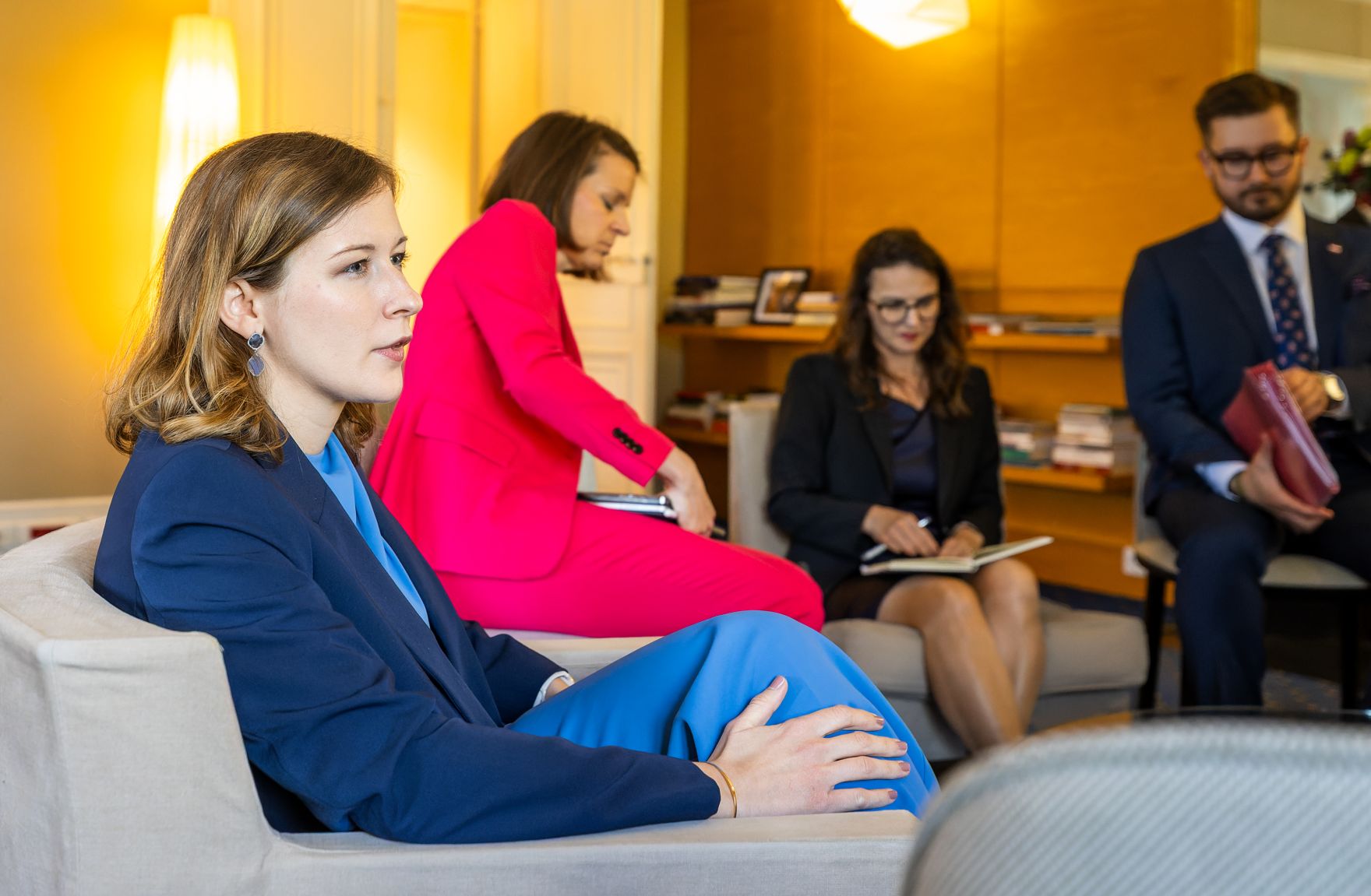 Am 19. Mai 2025 reiste Bundesministerin Claudia Plakolm (l.) zu einem Arbeitsbesuch nach Paris. Im Bild bei einem Arbeitsgespr&auml;ch mit dem beigeordneten Minister von Frankreich f&uuml;r Europa, Benjamin Haddad.