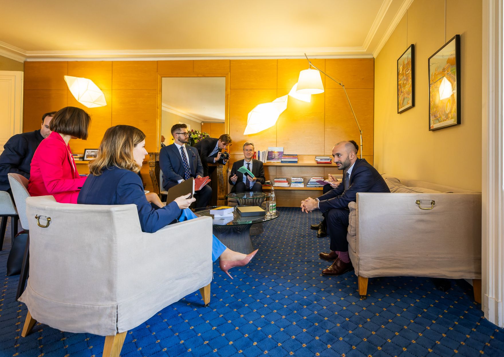 Am 19. Mai 2025 reiste Bundesministerin Claudia Plakolm (3.v.l.) zu einem Arbeitsbesuch nach Paris. Im Bild bei einem Arbeitsgespr&auml;ch mit dem beigeordneten Minister von Frankreich f&uuml;r Europa, Benjamin Haddad (r.).
