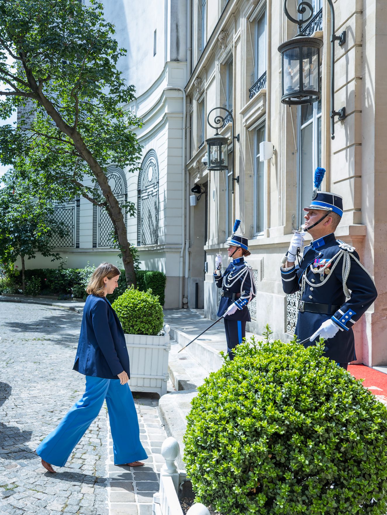 Am 19. Mai 2025 reiste Bundesministerin Claudia Plakolm (l.) zu einem Arbeitsbesuch nach Paris.