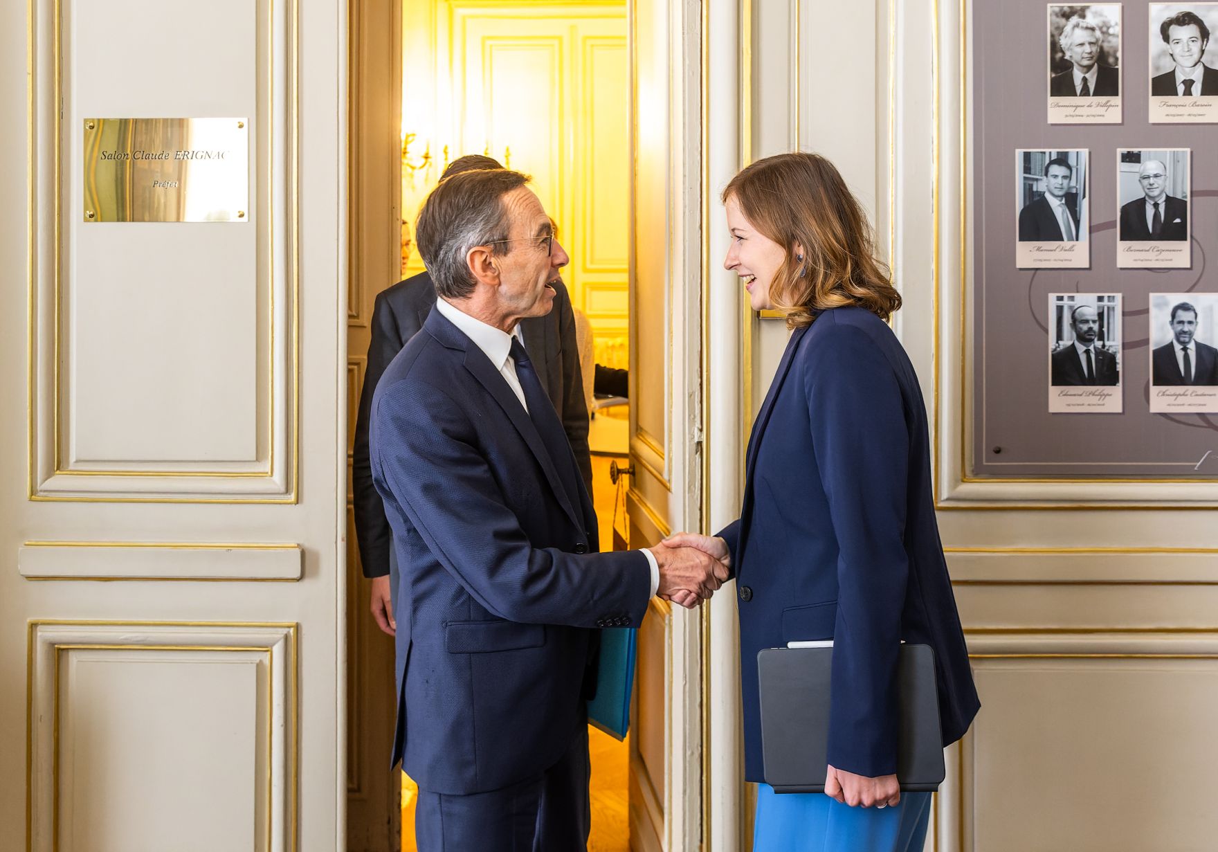 Am 19. Mai 2025 reiste Bundesministerin Claudia Plakolm (r.) zu einem Arbeitsbesuch nach Paris. Im Bild bei einem Arbeitsgespr&auml;ch mit dem franz&ouml;sischen Innenminister, Bruno Retailleau (l.).