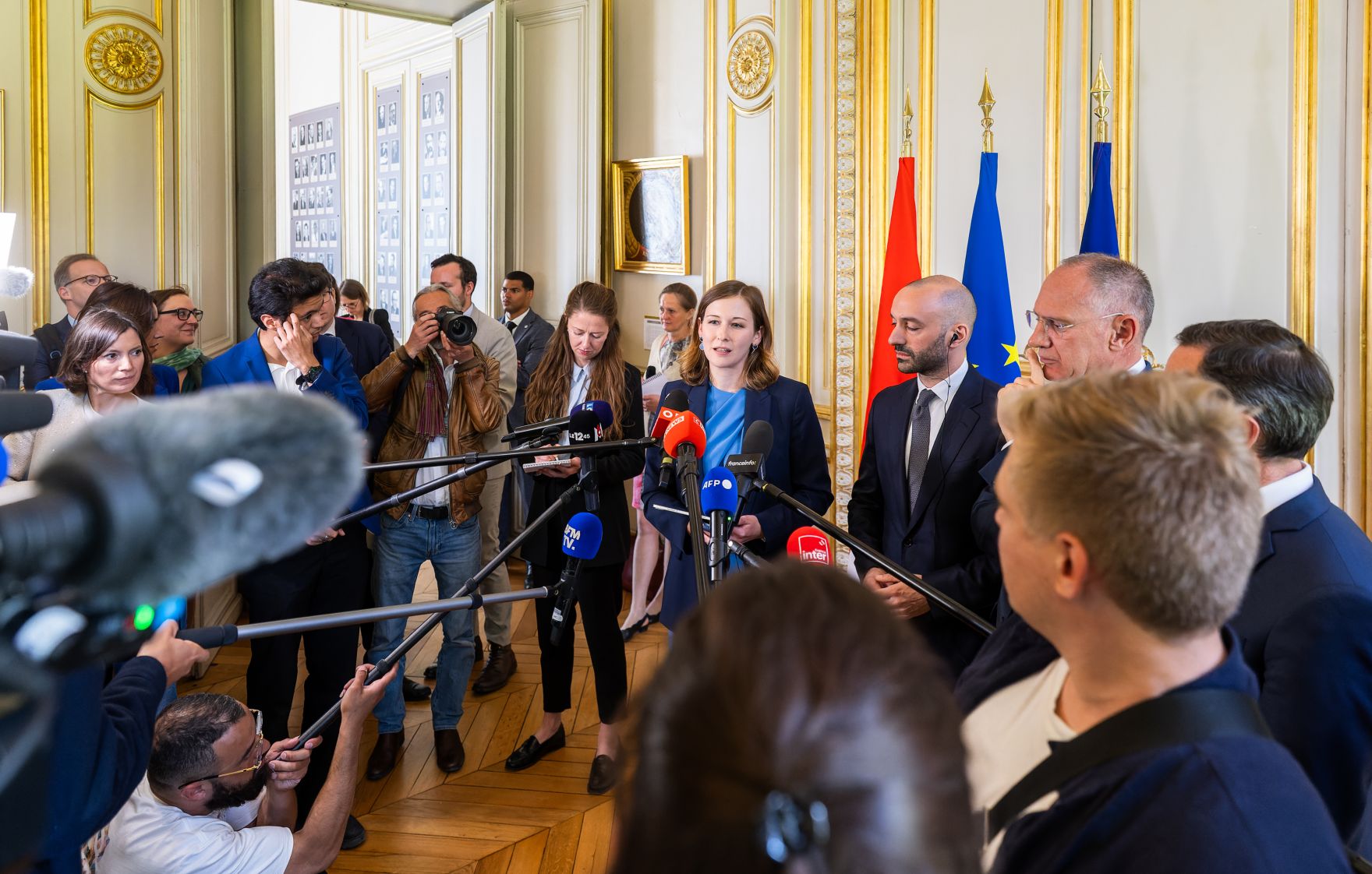 Am 19. Mai 2025 reiste Bundesministerin Claudia Plakolm (4.v.r.) zu einem Arbeitsbesuch nach Paris. Im Bild mit dem franz&ouml;sischen Innenminister, Bruno Retailleau (r.), Bundesminister Gerhard Karner (2.v.r.) und dem beigeordnete Minister von Frankreich f&uuml;r Europa, Benjamin Haddad (3.v.r.), beim Doorstep vor dem Arbeitsessen.