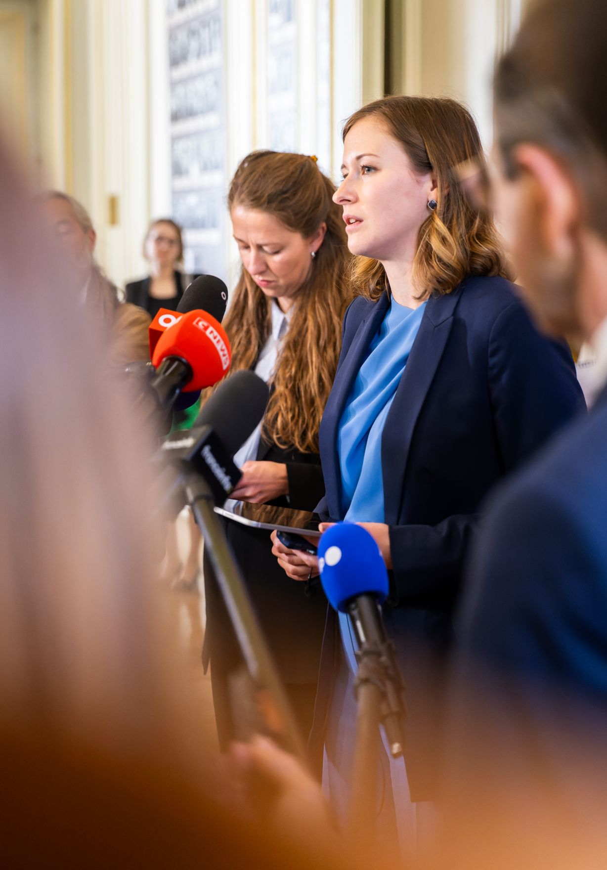 Am 19. Mai 2025 reiste Bundesministerin Claudia Plakolm (m.) zu einem Arbeitsbesuch nach Paris. Im Bild beim Doorstep vor dem Arbeitsessen.