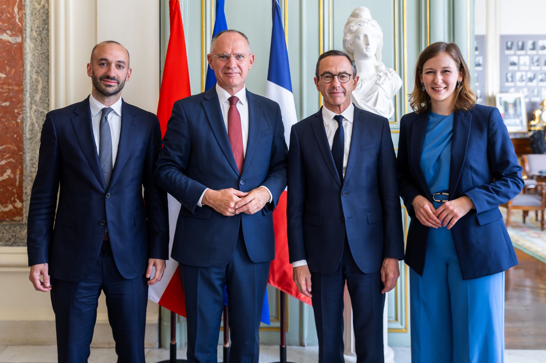 Am 19. Mai 2025 reiste Bundesministerin Claudia Plakolm (r.) zu einem Arbeitsbesuch nach Paris. Im Bild mit dem franz&ouml;sischen Innenminister, Bruno Retailleau (m.r.), Bundesminister Gerhard Karner (m.l.) und dem beigeordnete Minister von Frankreich f&uuml;r Europa, Benjamin Haddad (l.), beim Doorstep vor dem Arbeitsessen.