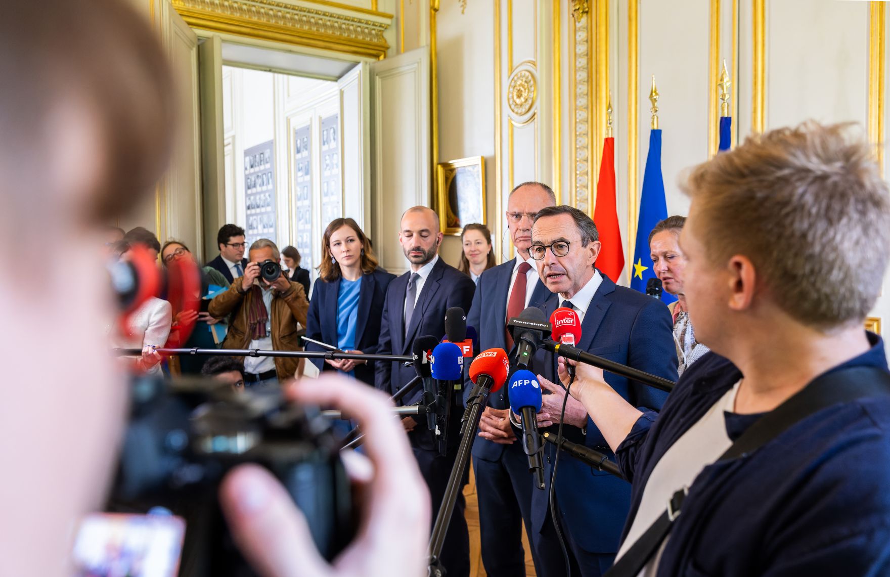 Am 19. Mai 2025 reiste Bundesministerin Claudia Plakolm (6.v.r.) zu einem Arbeitsbesuch nach Paris. Im Bild mit dem franz&ouml;sischen Innenminister, Bruno Retailleau (3.v.r.), Bundesminister Gerhard Karner (4.v.r.) und dem beigeordnete Minister von Frankreich f&uuml;r Europa, Benjamin Haddad (5.v.r.), beim Doorstep vor dem Arbeitsessen.