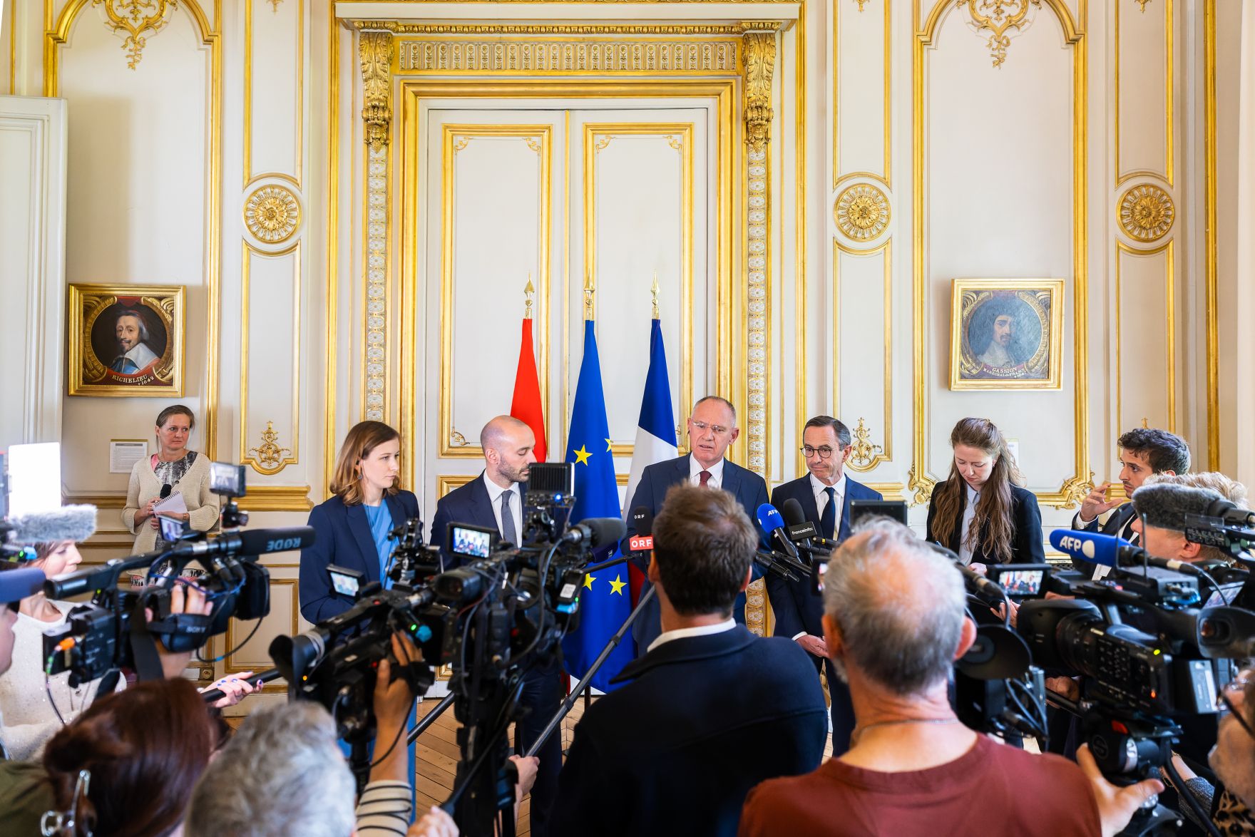 Am 19. Mai 2025 reiste Bundesministerin Claudia Plakolm (9.v.r.) zu einem Arbeitsbesuch nach Paris. Im Bild mit dem franz&ouml;sischen Innenminister, Bruno Retailleau (5.v.r.), Bundesminister Gerhard Karner (7.v.r.) und dem beigeordnete Minister von Frankreich f&uuml;r Europa, Benjamin Haddad (8.v.r.), beim Doorstep vor dem Arbeitsessen.