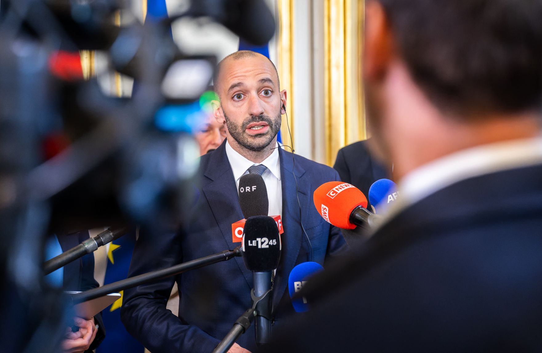 Am 19. Mai 2025 reiste Bundesministerin Claudia Plakolm (l.) zu einem Arbeitsbesuch nach Paris. Im Bild beigeordneter Minister von Frankreich f&uuml;r Europa, Benjamin Haddad (m.), beim Doorstep vor dem Arbeitsessen.