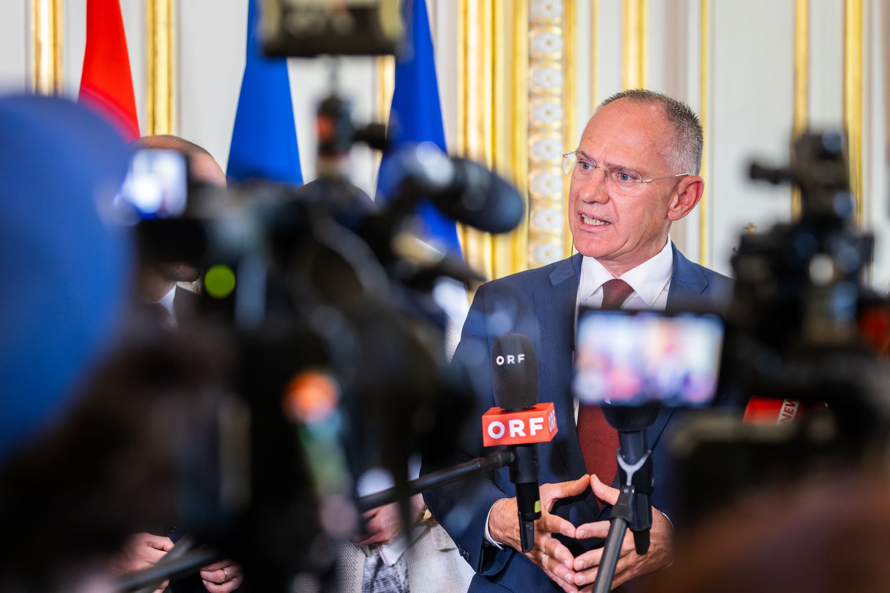 Am 19. Mai 2025 reiste Bundesministerin Claudia Plakolm (l.) zu einem Arbeitsbesuch nach Paris. Im Bild Bundesminister Gerhard Karner (im Bild) beim Doorstep vor dem Arbeitsessen.