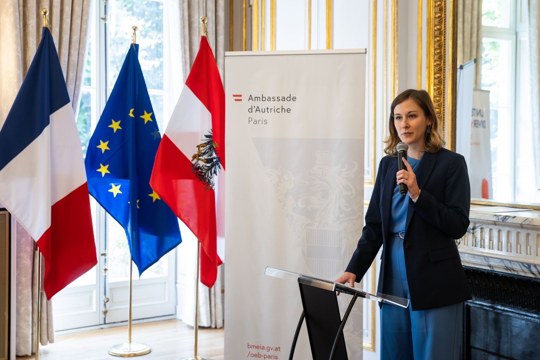 Am 19. Mai 2025 reiste Bundesministerin Claudia Plakolm (im Bild) zu einem Arbeitsbesuch nach Paris. Im Bild bei der &Uuml;berreichung der Staatsb&uuml;rgerschaft gem&auml;&szlig; &sect;58c an Lynn Robertson.
