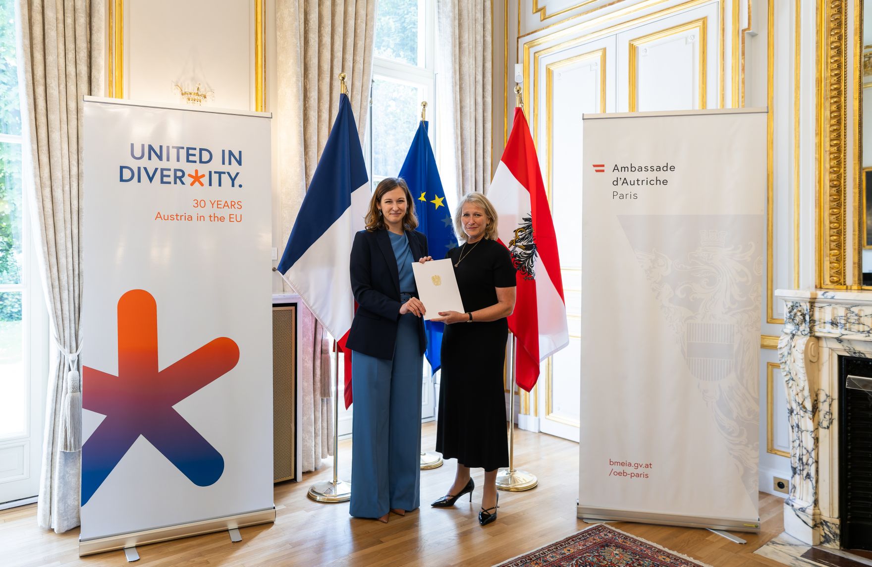 Am 19. Mai 2025 reiste Bundesministerin Claudia Plakolm (im Bild) zu einem Arbeitsbesuch nach Paris. Im Bild bei der &Uuml;berreichung der Staatsb&uuml;rgerschaft gem&auml;&szlig; &sect;58c an Lynn Robertson.