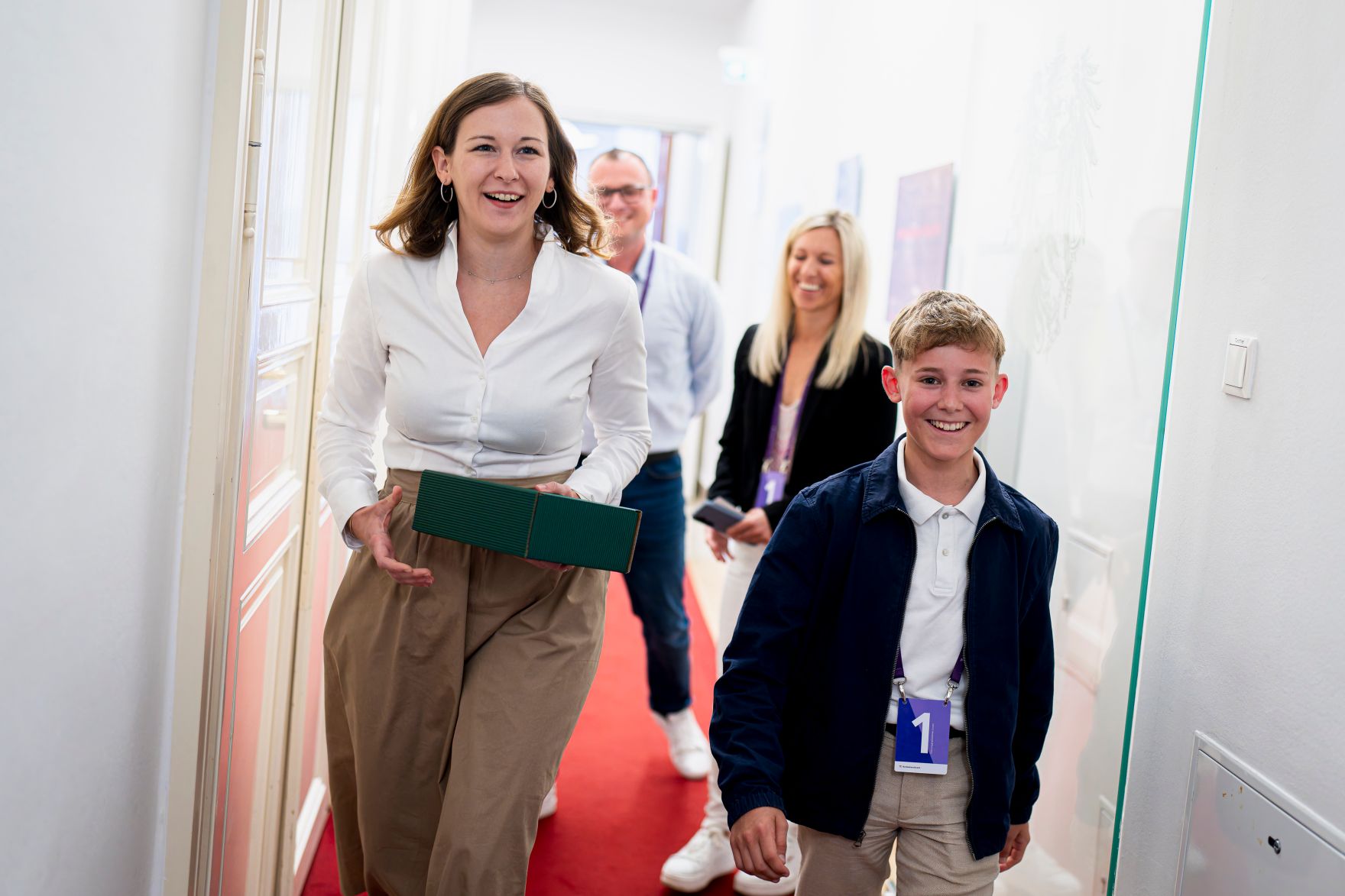 Am 20. Mai 2025 empfing Bundesministerin Claudia Plakolm (l.) Lebensretter Fabiano Vorhauser (r.) zu einem Arbeitsgespr&auml;ch.