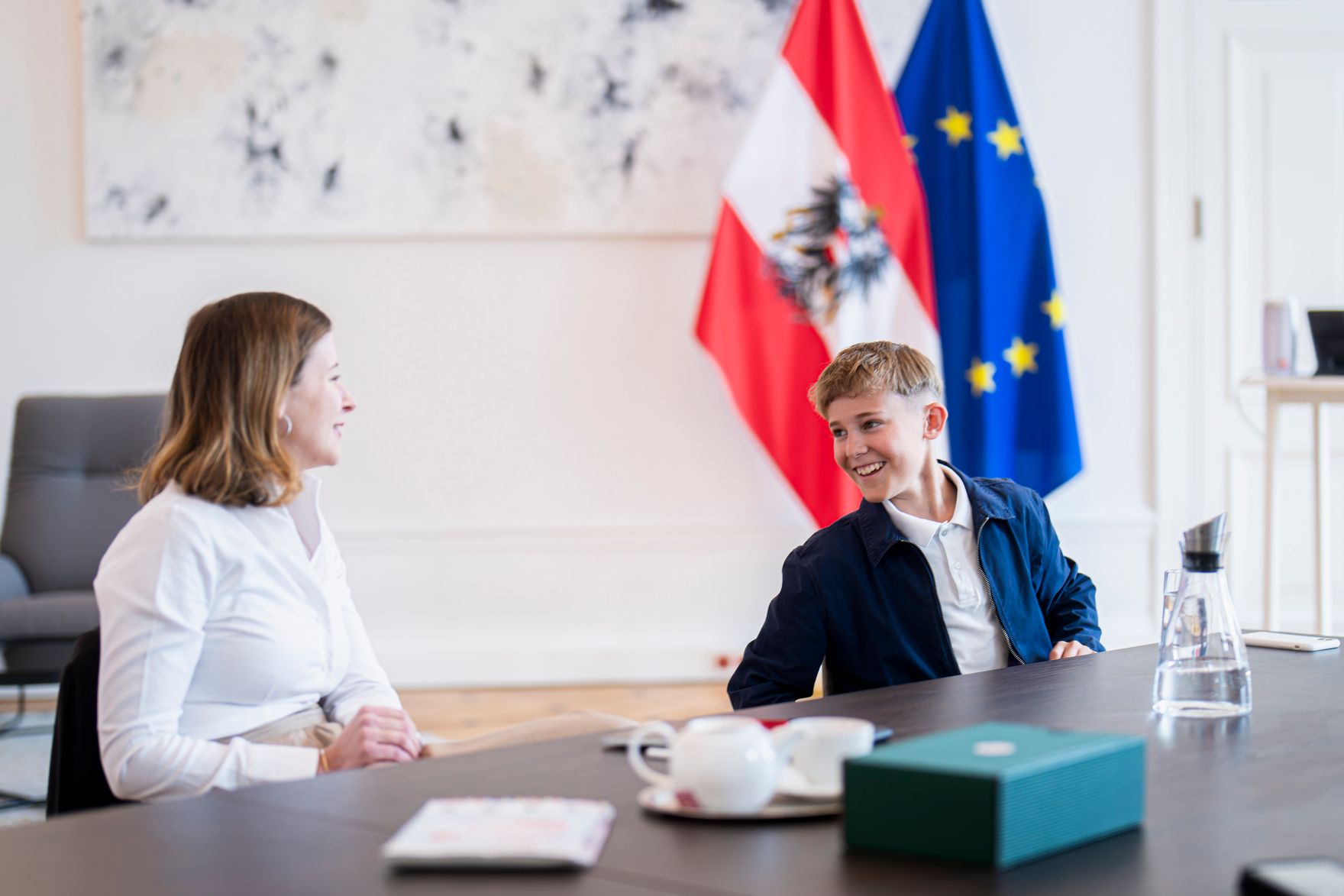 Am 20. Mai 2025 empfing Bundesministerin Claudia Plakolm (l.) Lebensretter Fabiano Vorhauser (r.) zu einem Arbeitsgespr&auml;ch.