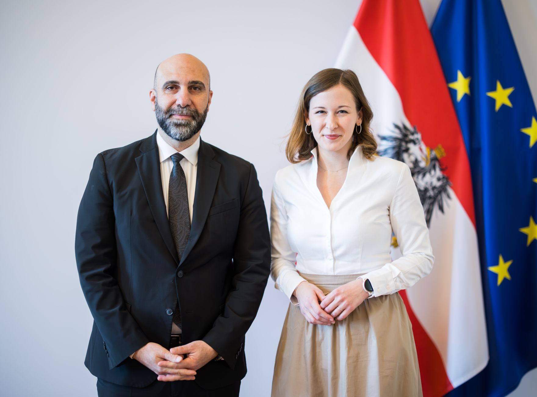 Am 20. Mai 2025 empfing Bundesministerin Claudia Plakolm (r.) den deutschen Autor und Islamismus-Experten Ahmad Mansour (l.) zu einem Arbeitsgespr&auml;ch.